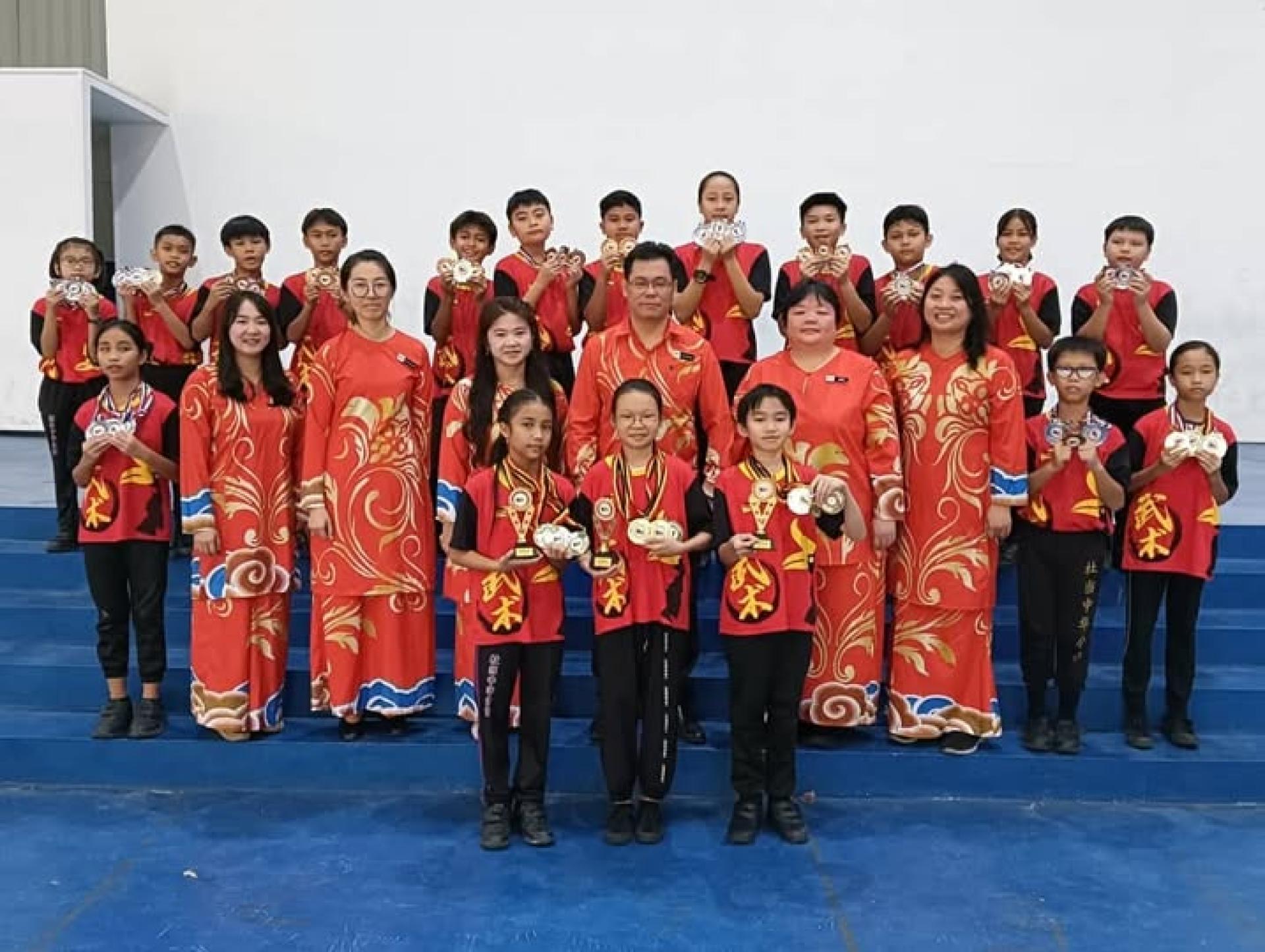 中排左2起为杜当华小武术学会负责老师张丽萍、学生事务林文风，课外主任杨萧苹，校长刘世坤，教务主任林良冰，武术学会负责老师张美嘉，前排3位男女武术优秀选手左起为玛丽、杨丽雪和吴家祥。