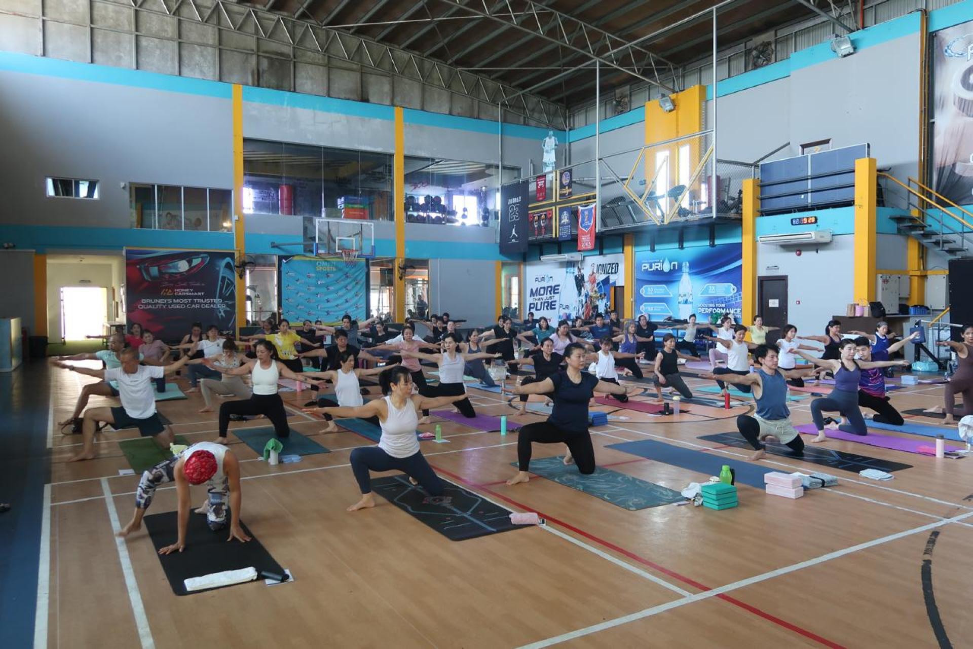 Berjaya有限公司前天在Fitness Zone多用途礼堂举行大规模国际瑜伽日活动