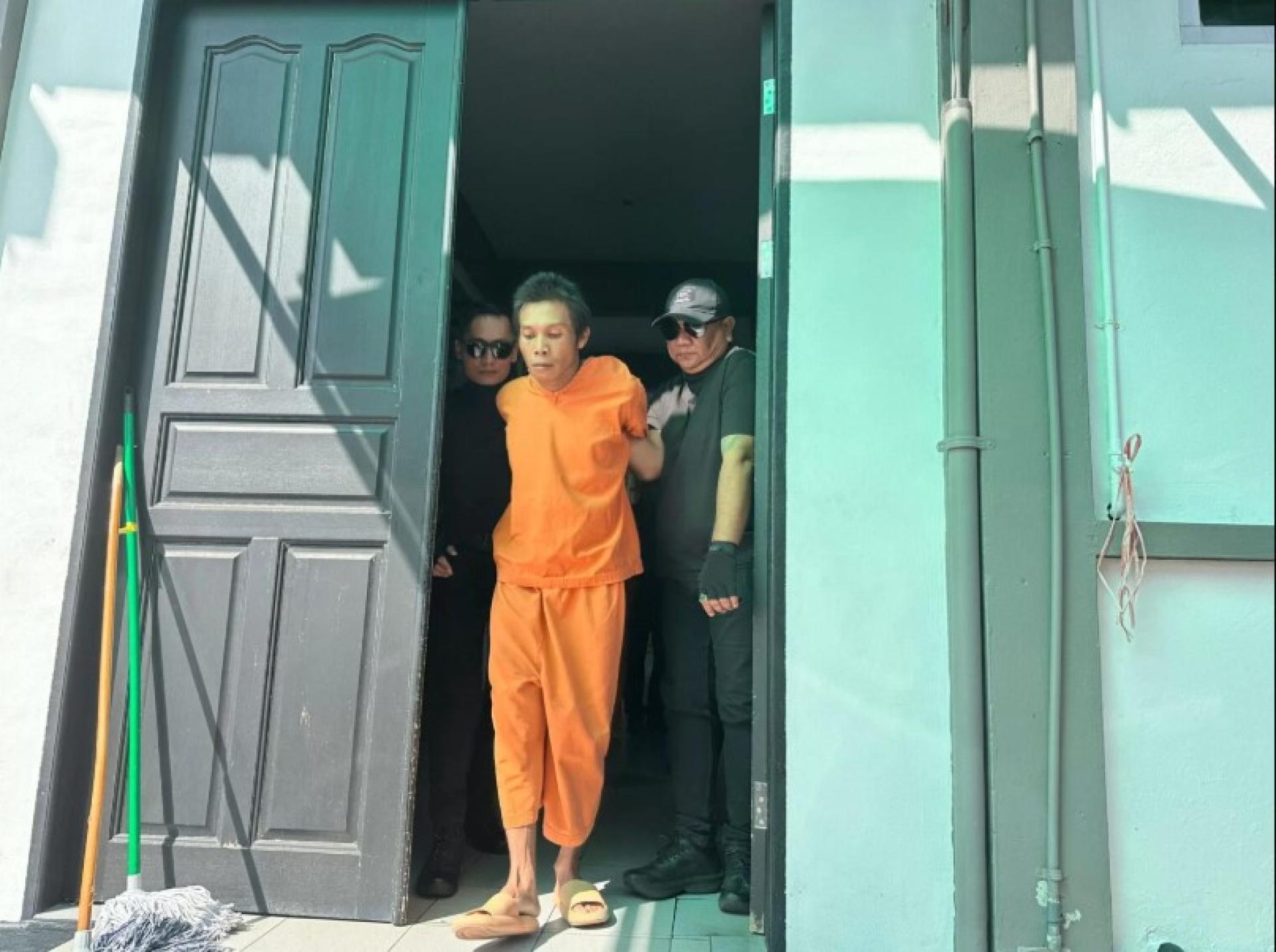 男嫌疑人在庭审后被带离现场。