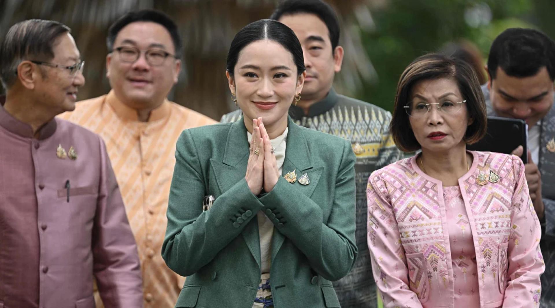 佩通坦（中）1日较早前与其他阁员抵达曼谷政府大楼出席内阁会议。