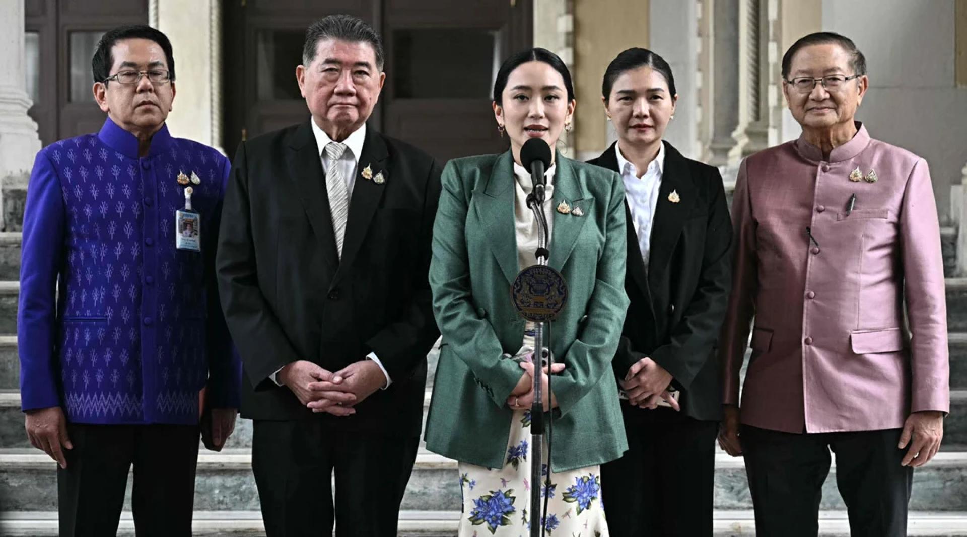 佩通坦（中）向媒体表示接受裁决。