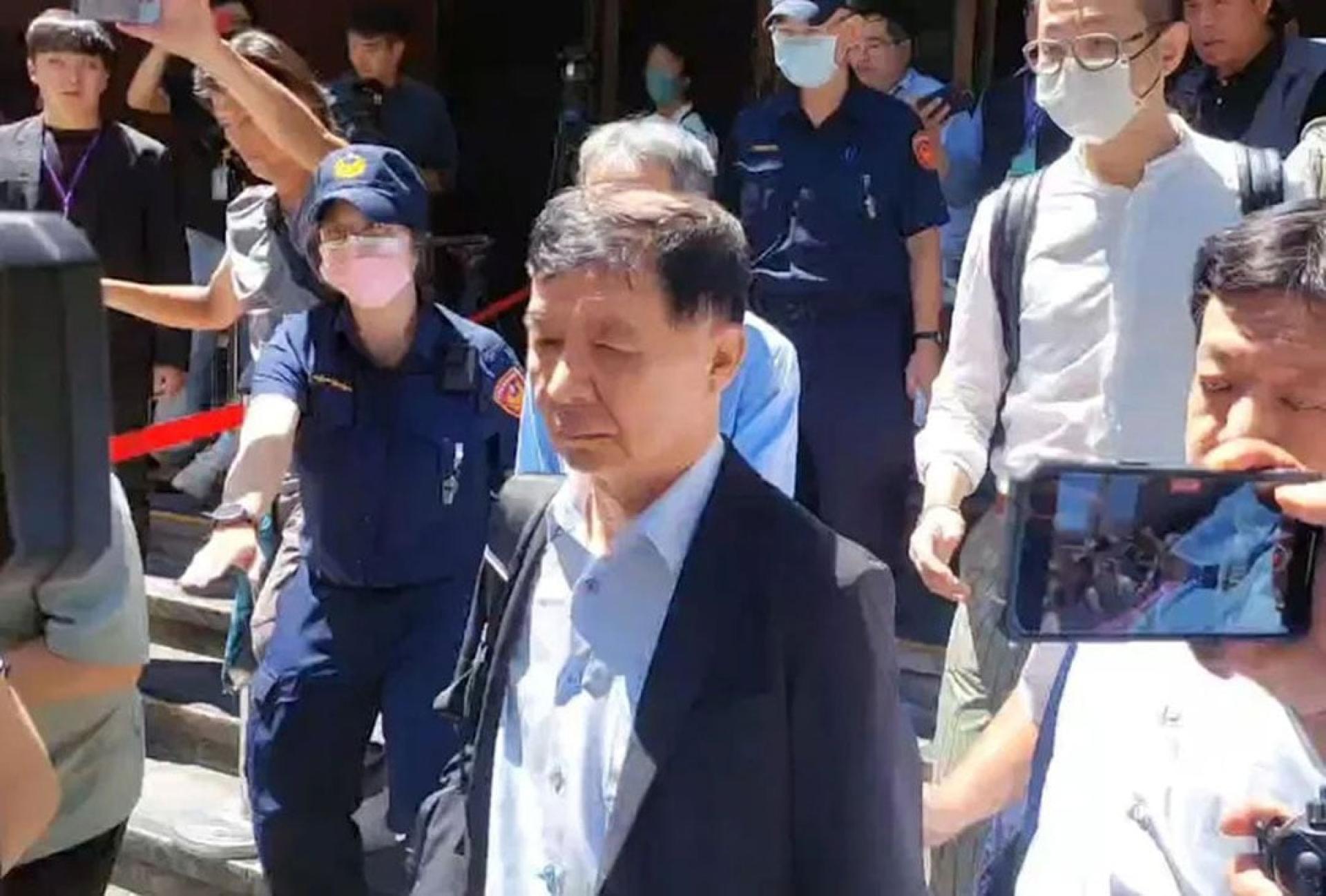 前台北市副市长彭振声（中）的妻子于1日上午坠楼身亡，彭振声走出庭外不发一语。