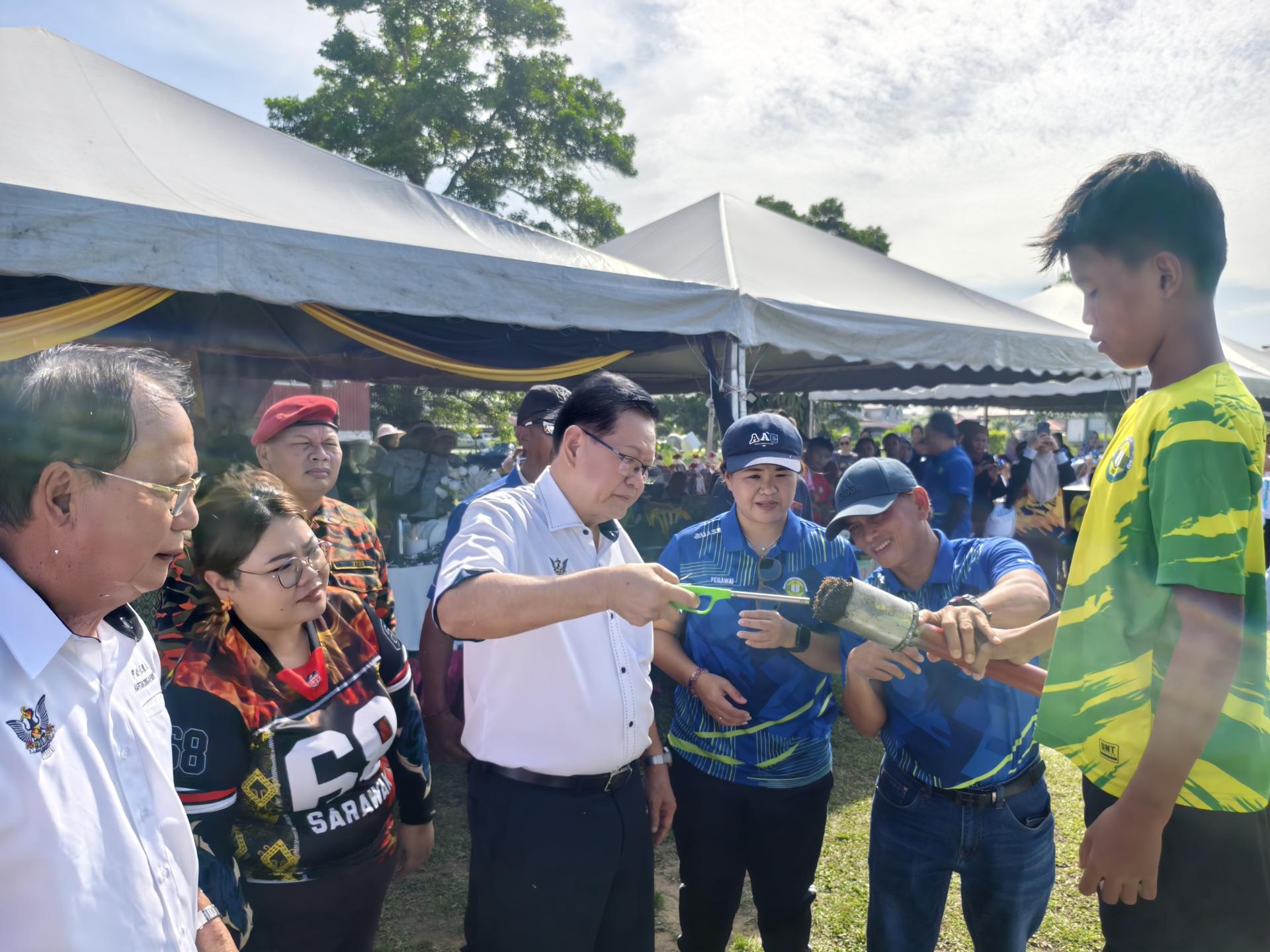 砂拉越交通部长拿督斯里李景胜（左3）为杜当国小第23届校内运动会点燃火焰。左4为校长林爱玉。