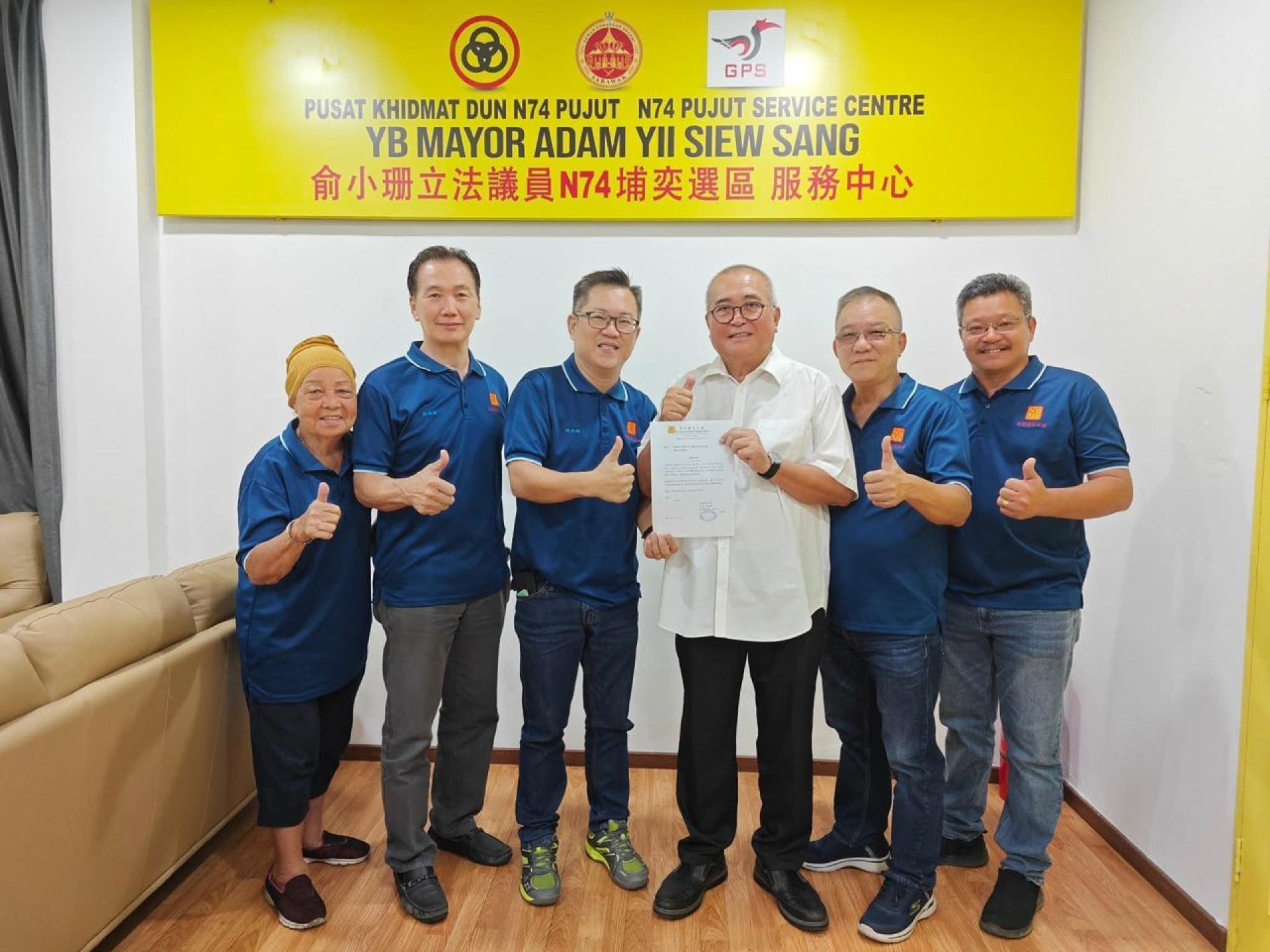 筹备会主席张永源（左3）及筹备会成员在主席张建辉（右2）带领下，拜访美里市长俞小珊，并移交《粄来张口 粽爱一生》双亲节暨端午节庆典邀请函。