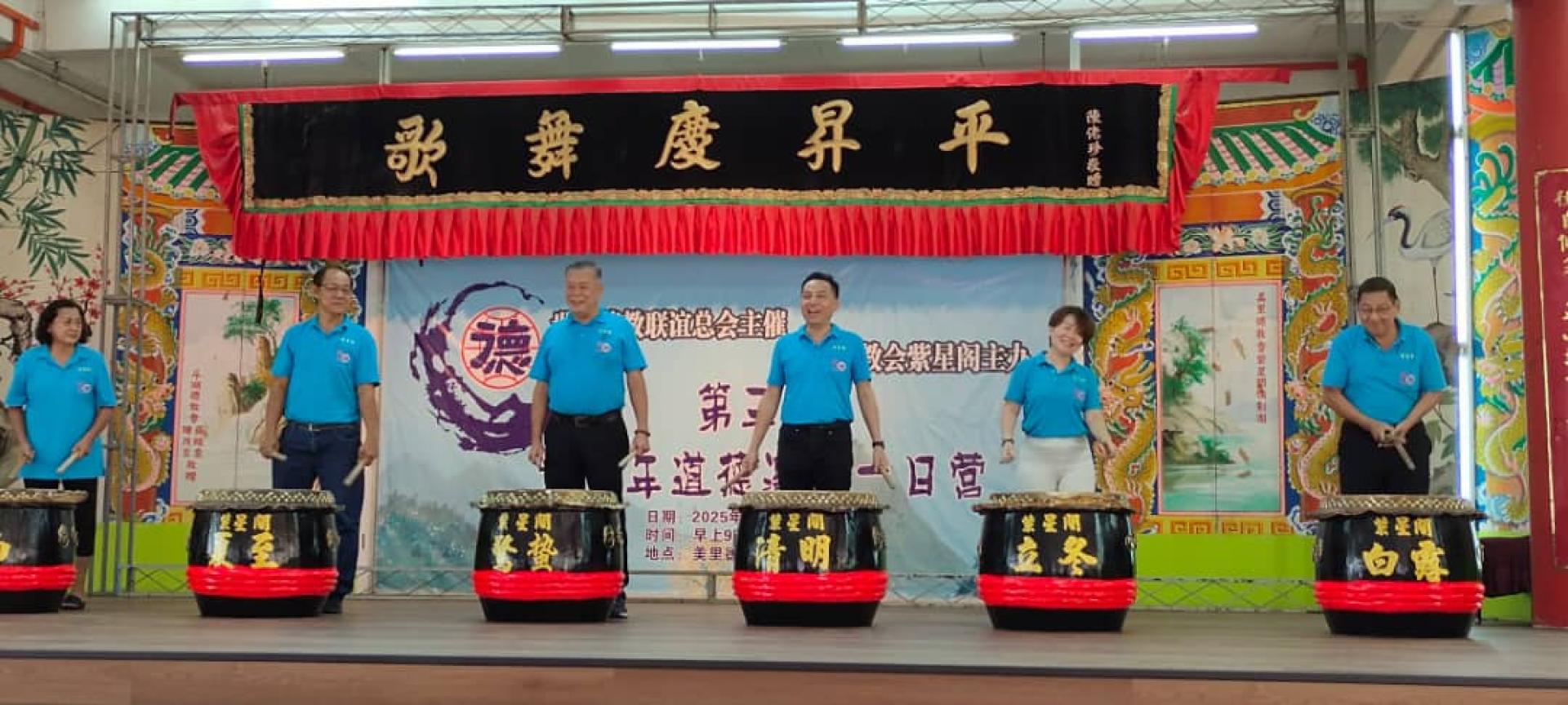 “第三届青少年道德激励一日营”全体参与者大合影。