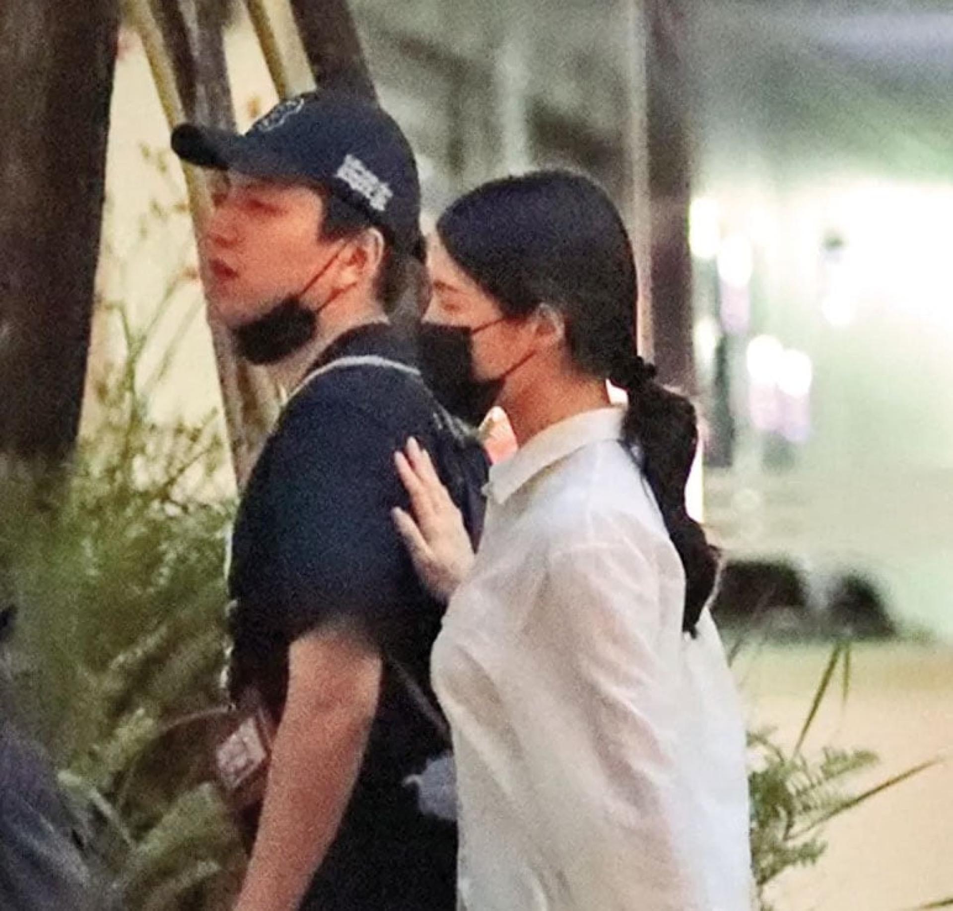 王大陆与沐轩一路上不是牵手就是贴贴，感情好得很。