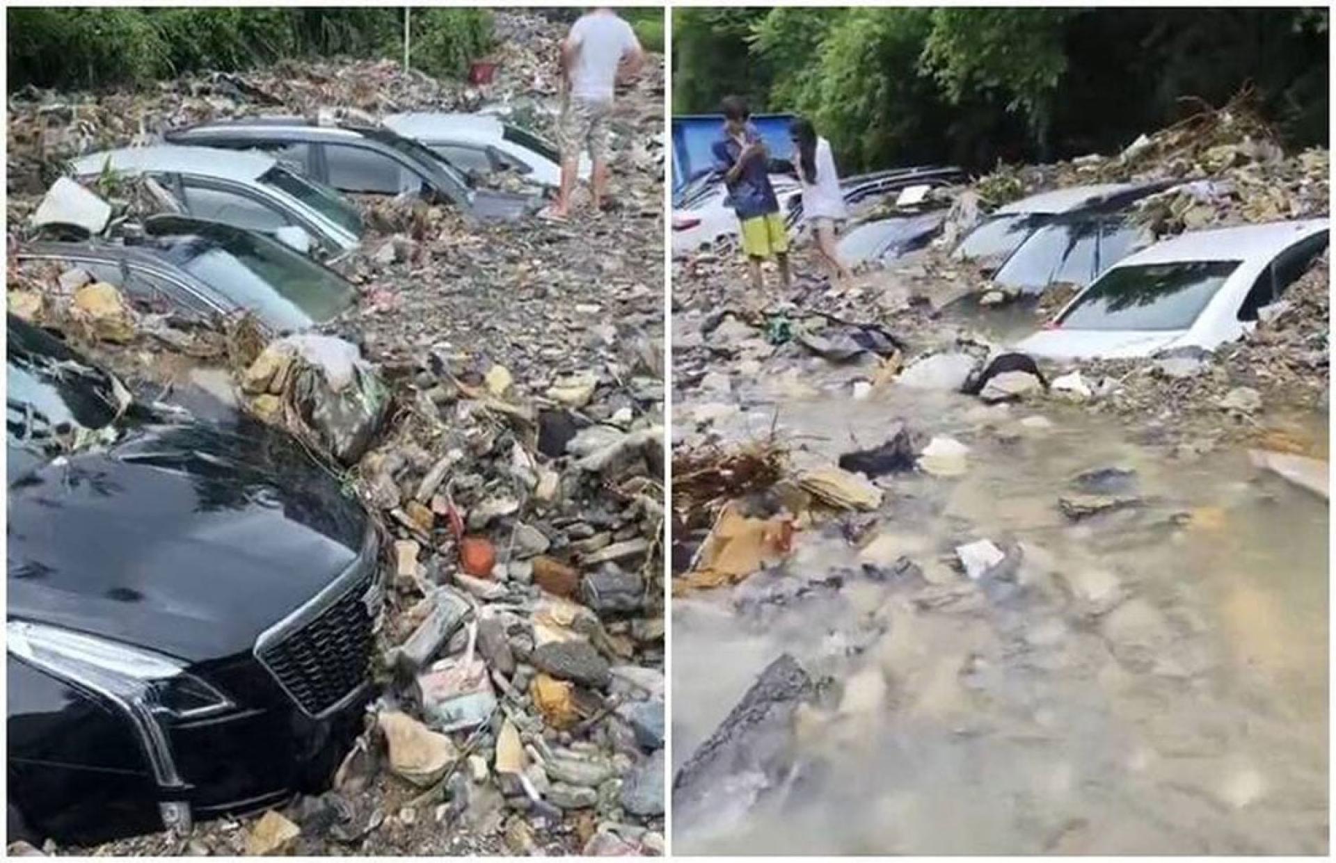 湖北咸丰县洪水退去后，可以看到先前伴随洪水的泥沙、砖石直接将好几辆车子掩埋。