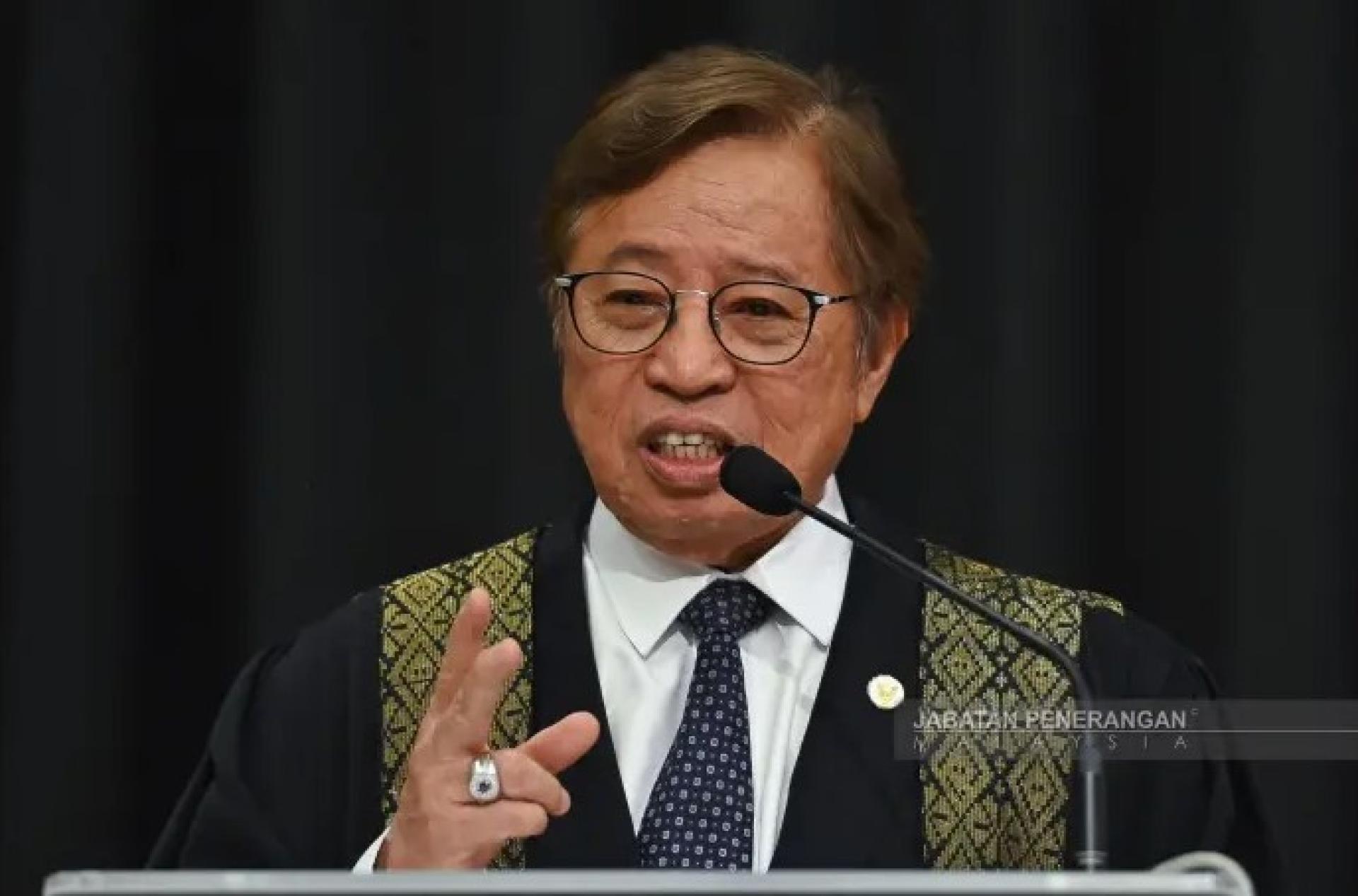 拿督巴丁宜丹斯里阿邦佐哈里敦奥本（图源：砂资讯局）。
