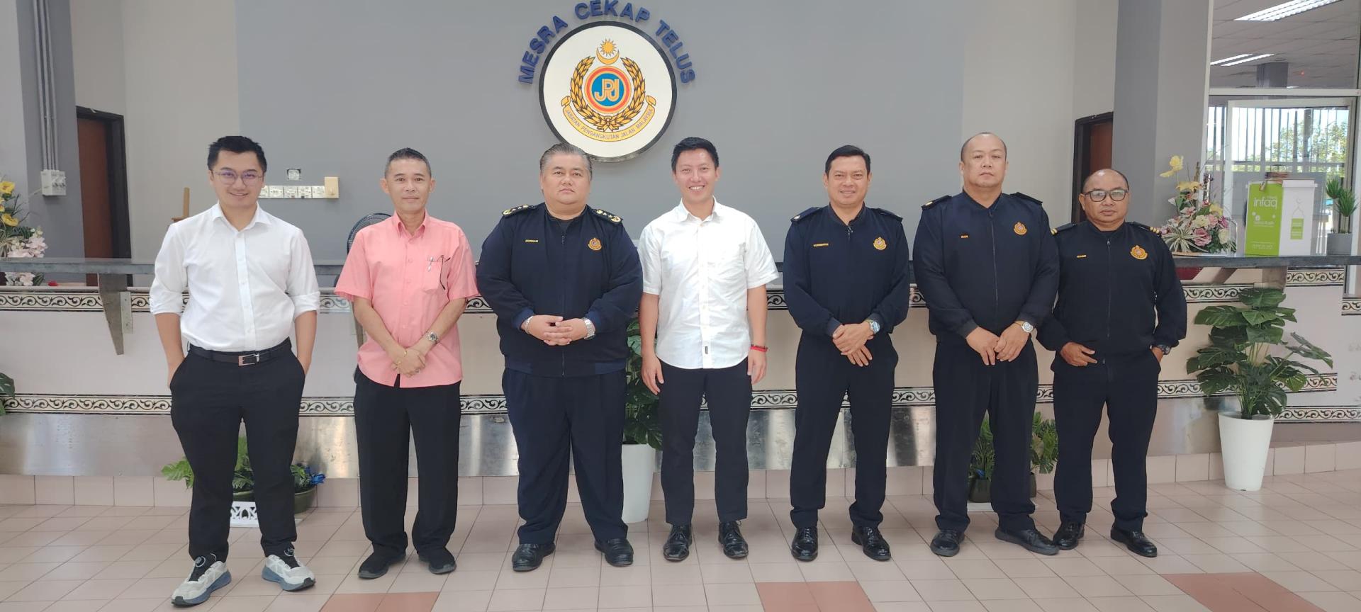 会议后，双方合影。中为实旦宾区国会议员张健仁特别助理沈杰龙；左1为张健仁特别助理苏天仁。左3则是砂陆路交通局局长诺里占。