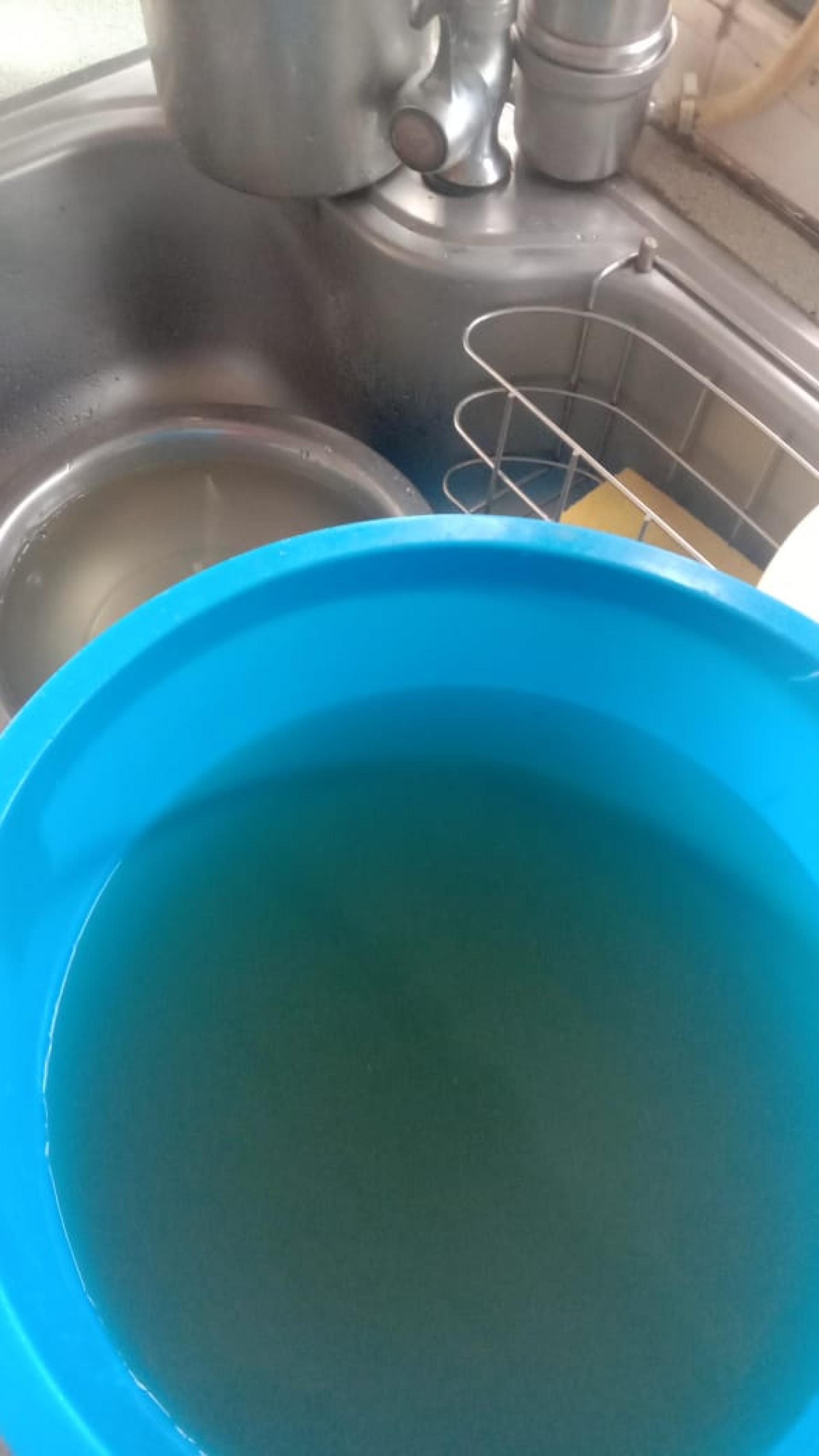 青草路及石角恩新路一带的自来水浑浊不堪。