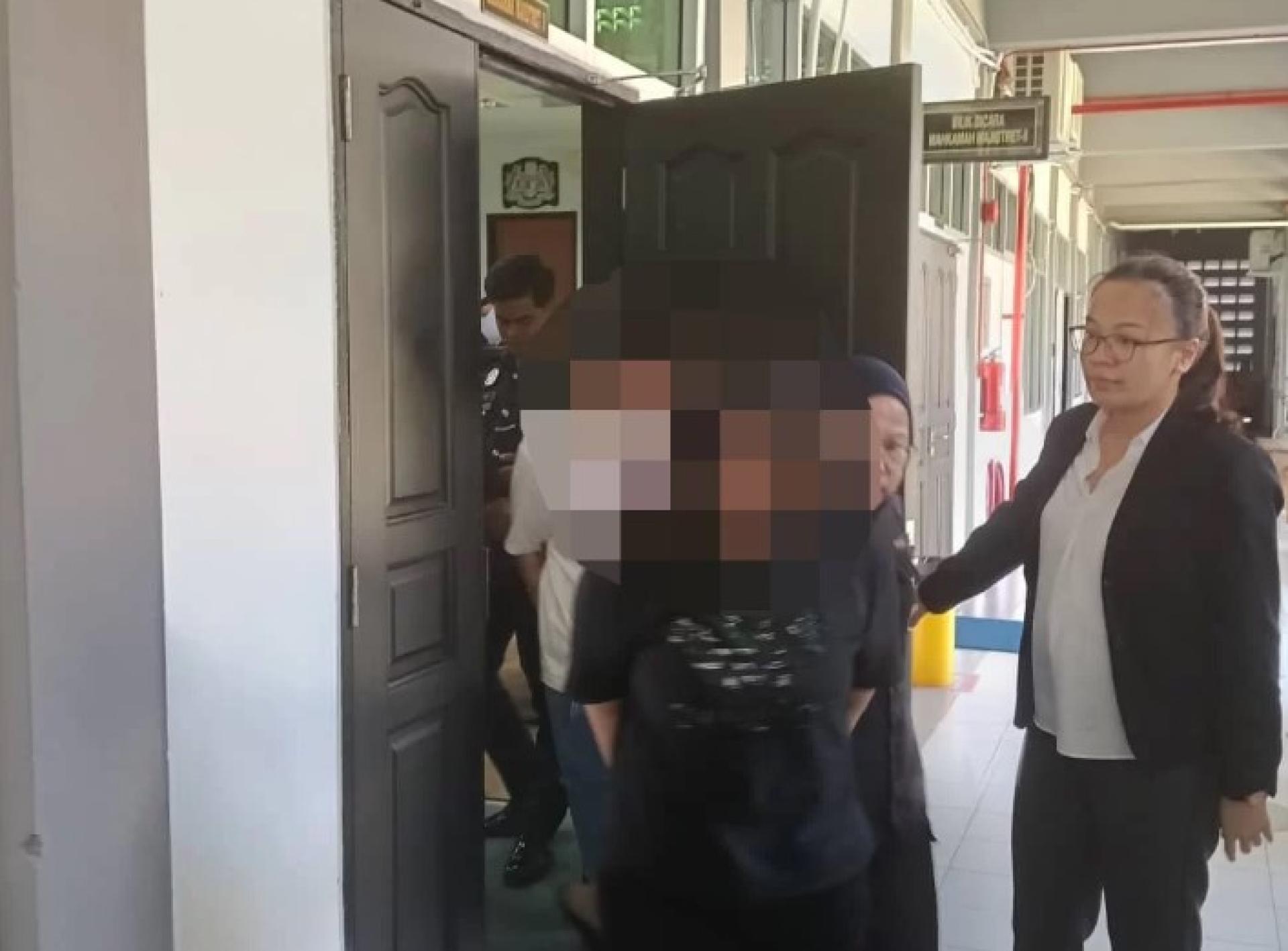 庭讯结束后，李紫菲（前）与郑德福（后）被法警带出法庭。