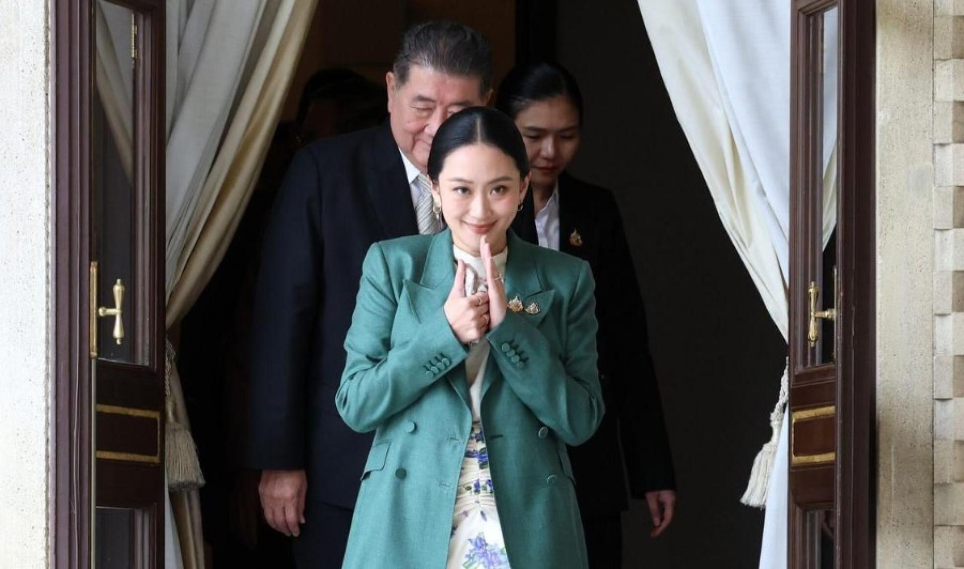 7月1日，泰国首相佩通坦在曼谷向媒体发表讲话。泰国宪法法院已暂停佩通坦的首相职务。