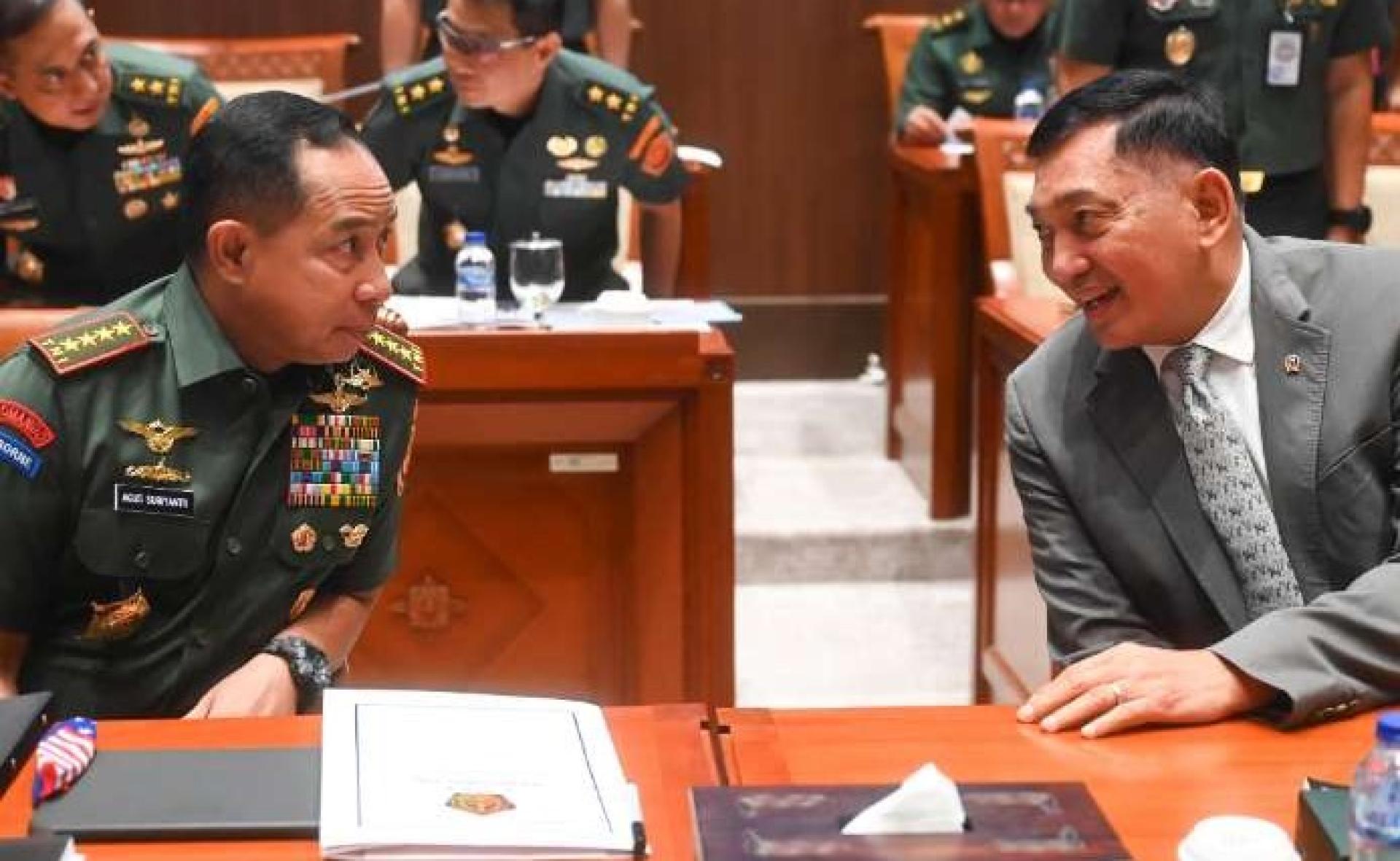 2025年7月2日，印尼防长夏弗里·善苏丁（右）与国军总司令阿古斯·苏比延托（左）在雅加达国会大厦出席国会第一委员会工作会议，会议聚焦地缘政治形势与印尼国防战略。