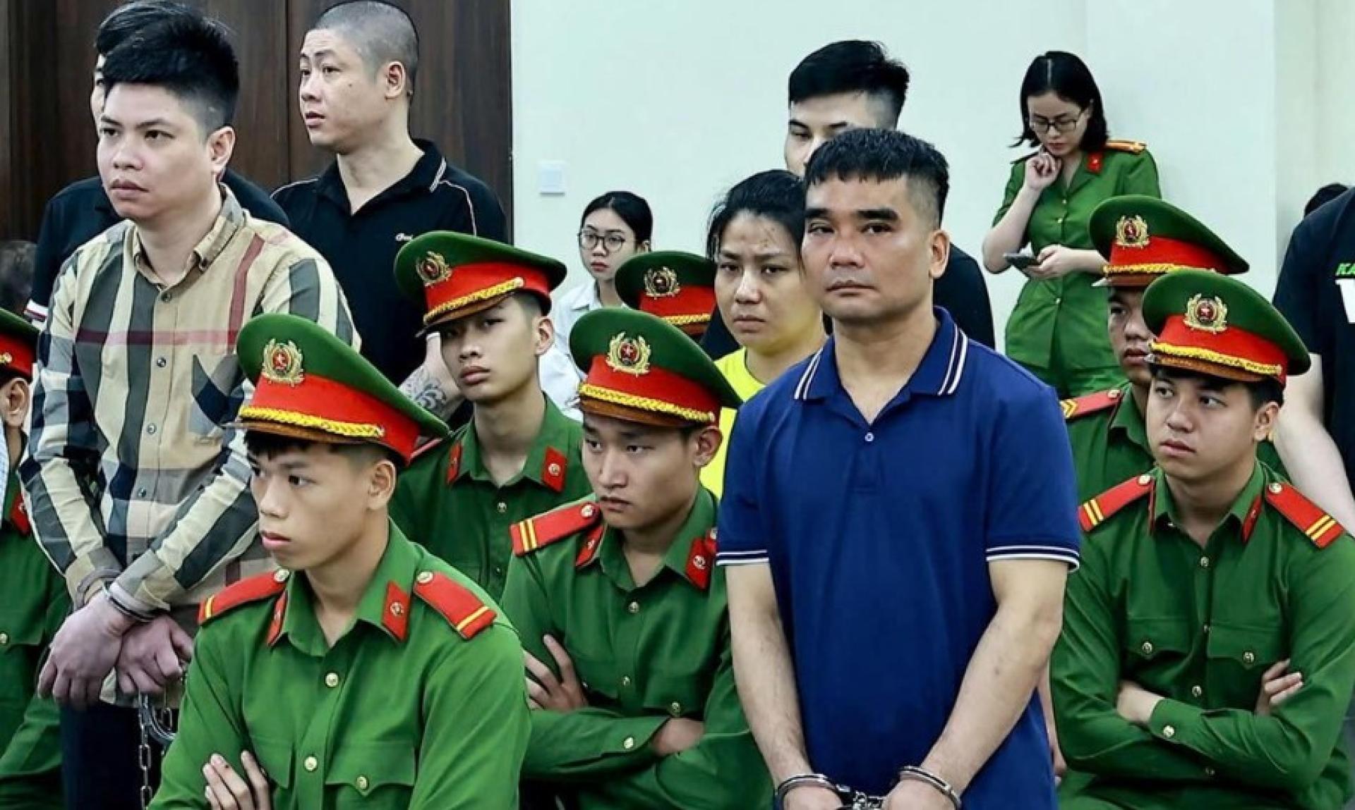 这起案件于本周在首都河内开庭审理，法院仅用了两天时间就作出裁决。11名被告被判处死刑，包括两名警察。