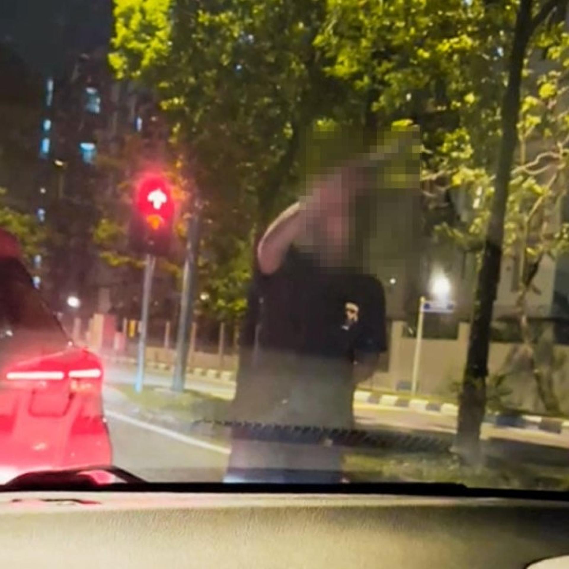 疑犯取出手枪指向对方。