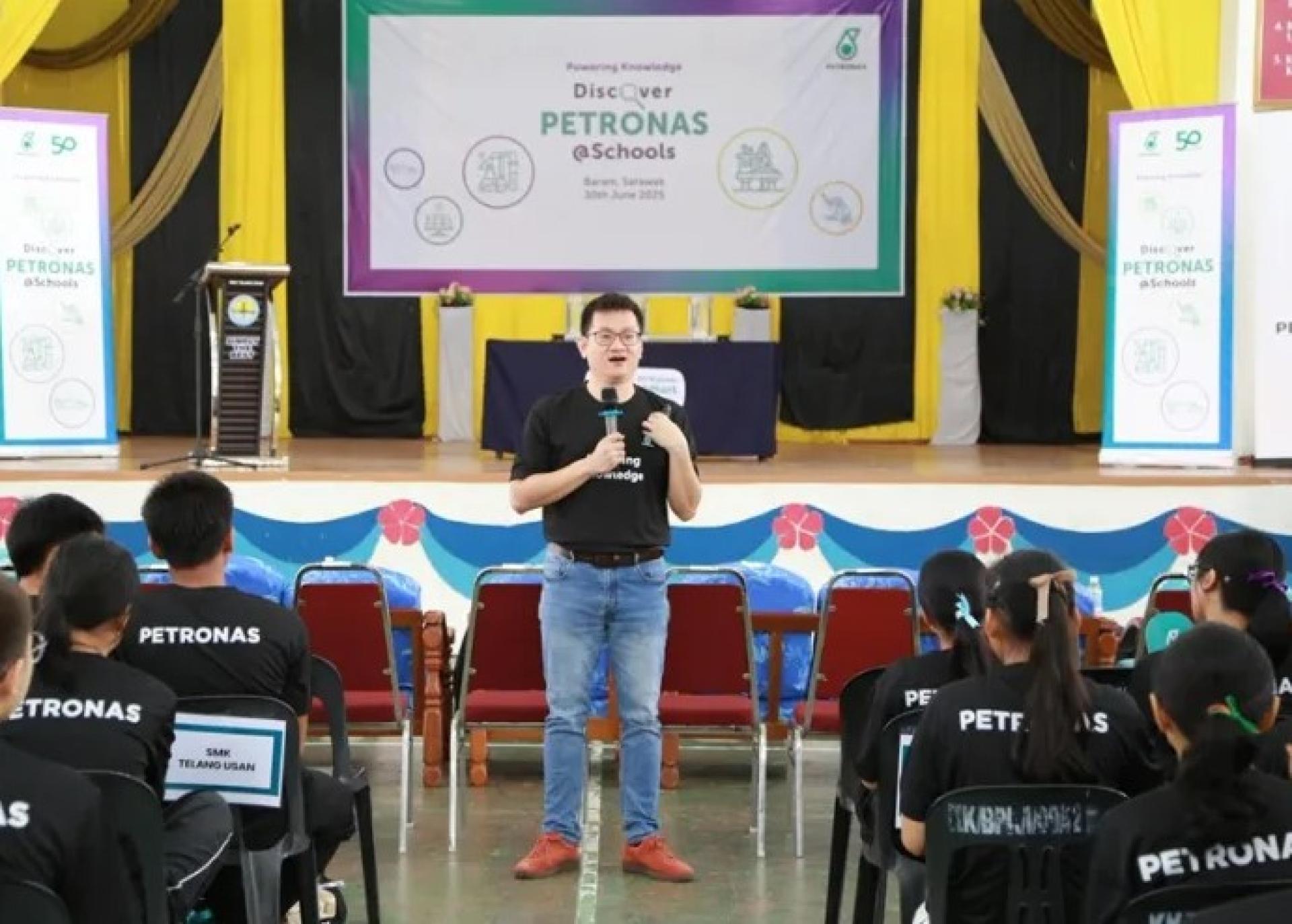 Joshua Ling Zhong Yie于2025年6月30日，在马鲁帝德浪乌山国中举行的“启智计划：认识PETRONAS@峇南学校”活动中发表演讲。