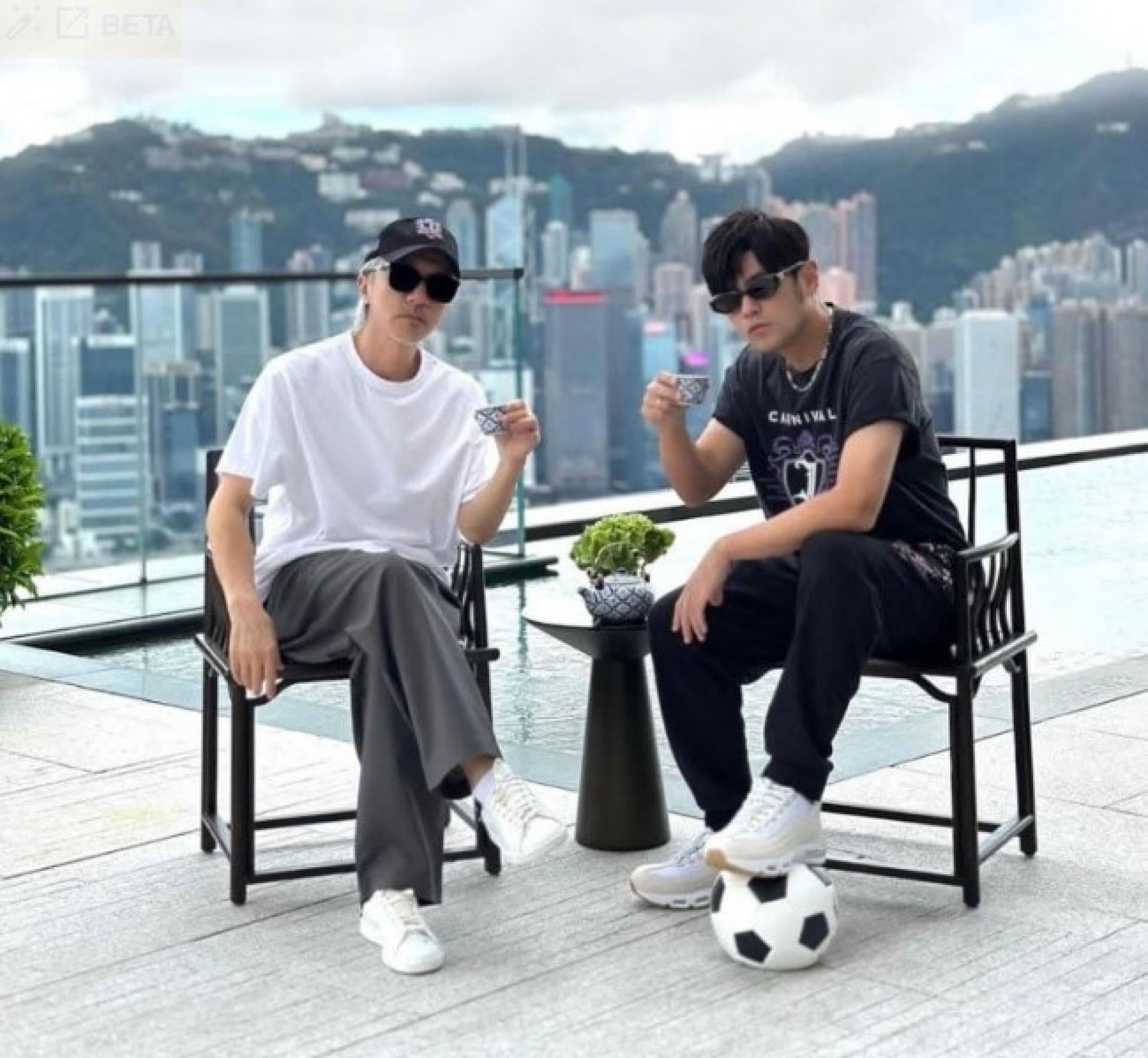 周杰伦（右）与周星驰在香港聚会。