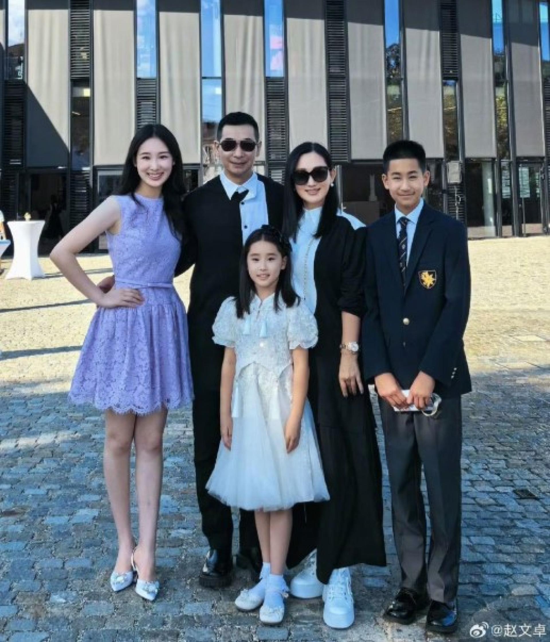 赵文卓分享全家福，大女儿赵子仪（左1）身高约170cm，儿子赵子龙和小女儿赵子月外型也很出众。