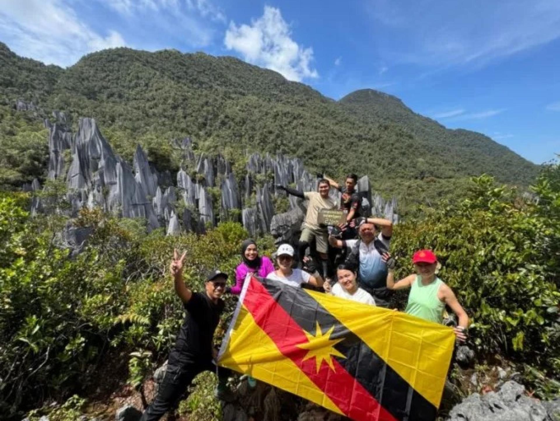 团队成功于上午10时抵达姆禄石峰观景台。