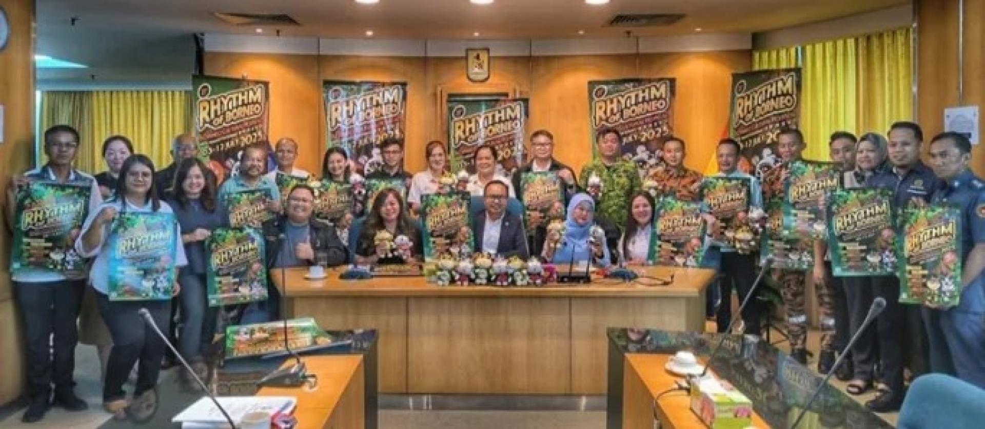莫哈末阿都拉（中坐者）与市议会成员在2025年婆罗洲文化节新闻发布会上合影（摄于7月2日）。