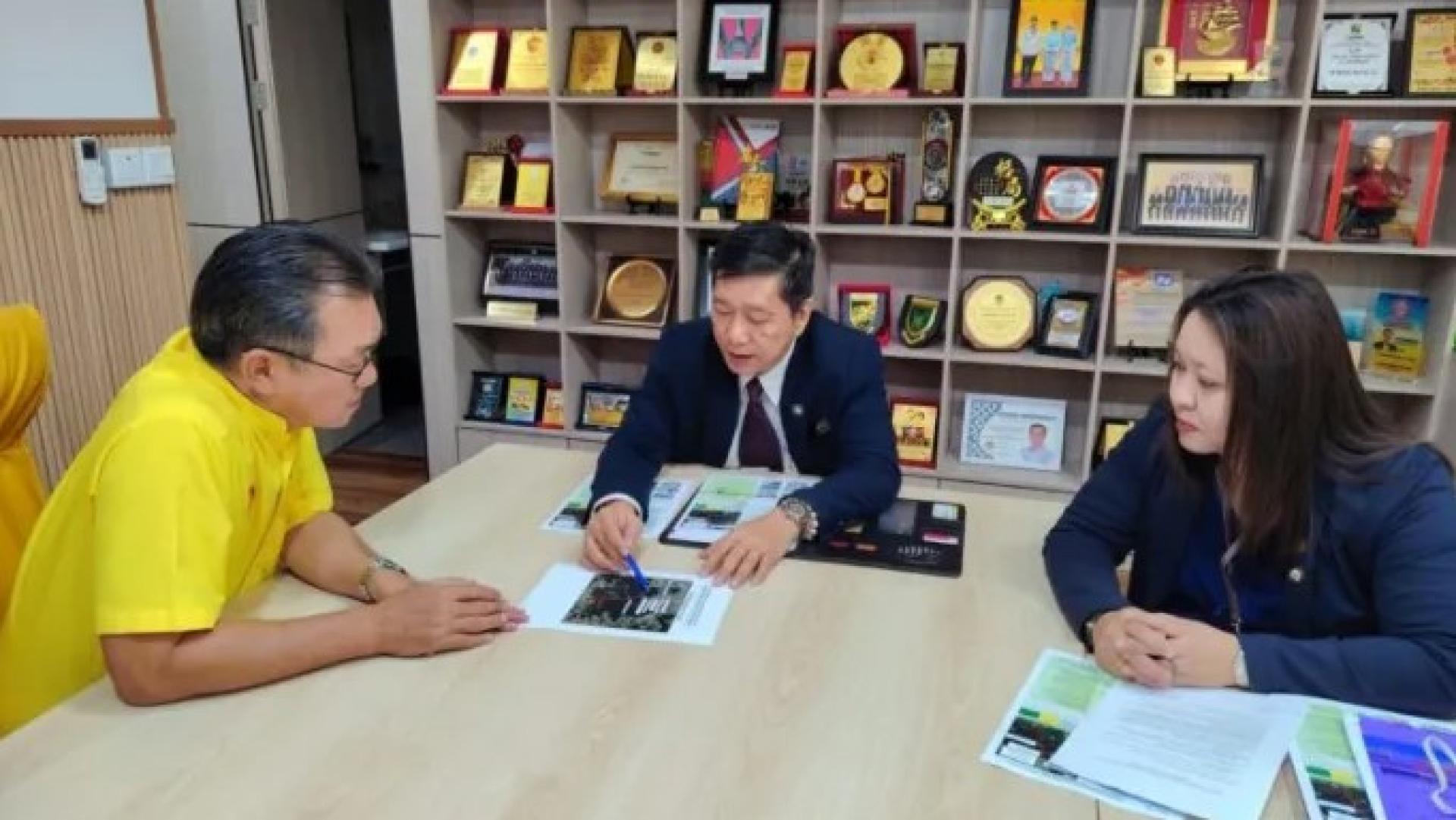 耀星（左）听取工程师Wang Say Kwang讲解施工进度。