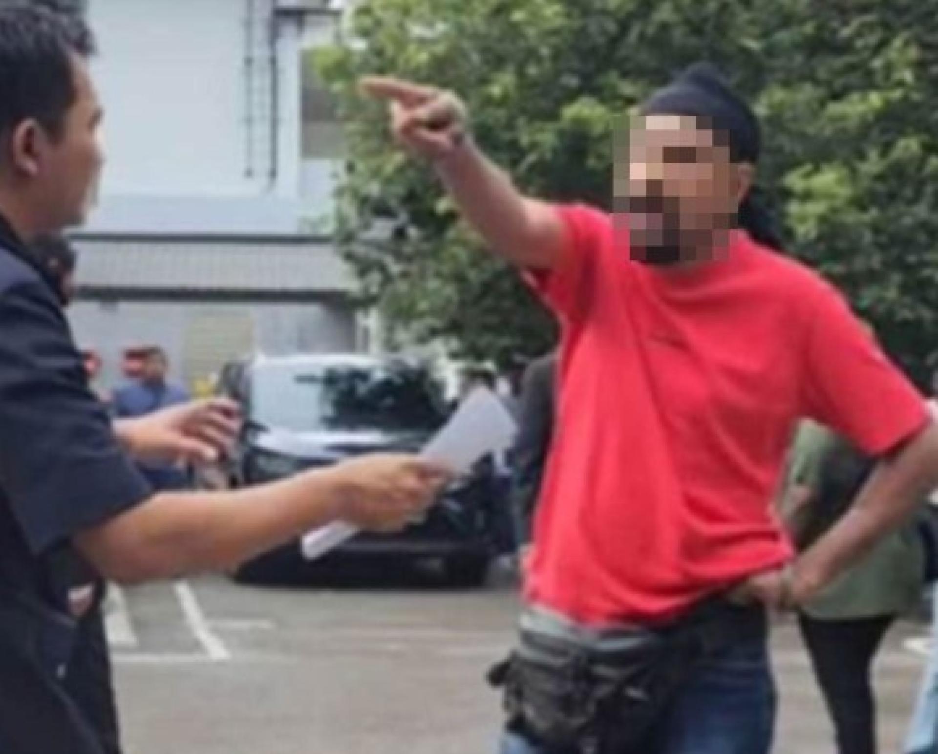 一名疑似是死者兄长的男子现身法庭，情绪激动地试图质问其中一名嫌犯，引发现场一阵混乱！