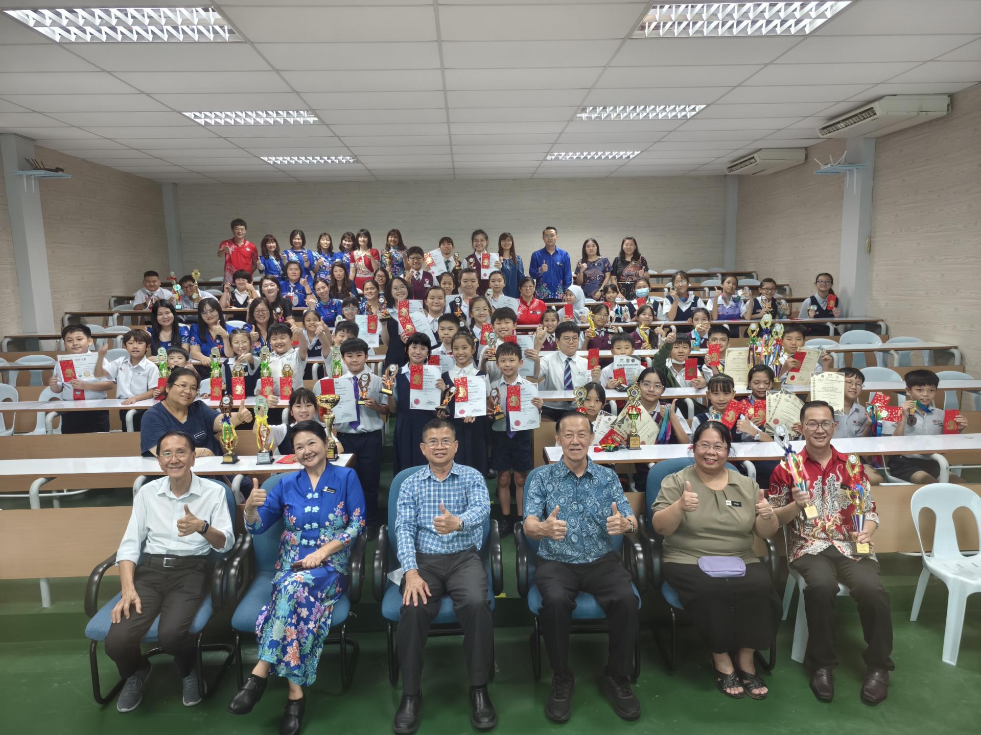 美里中华公学“2025年第一季课外活动颁奖典礼”大合影。前排左起是副董事长符渊源，校长陈泳伽，董事长李开运，财政宋志强，课外活动主任陈美英副校长，以及林国忠老师。