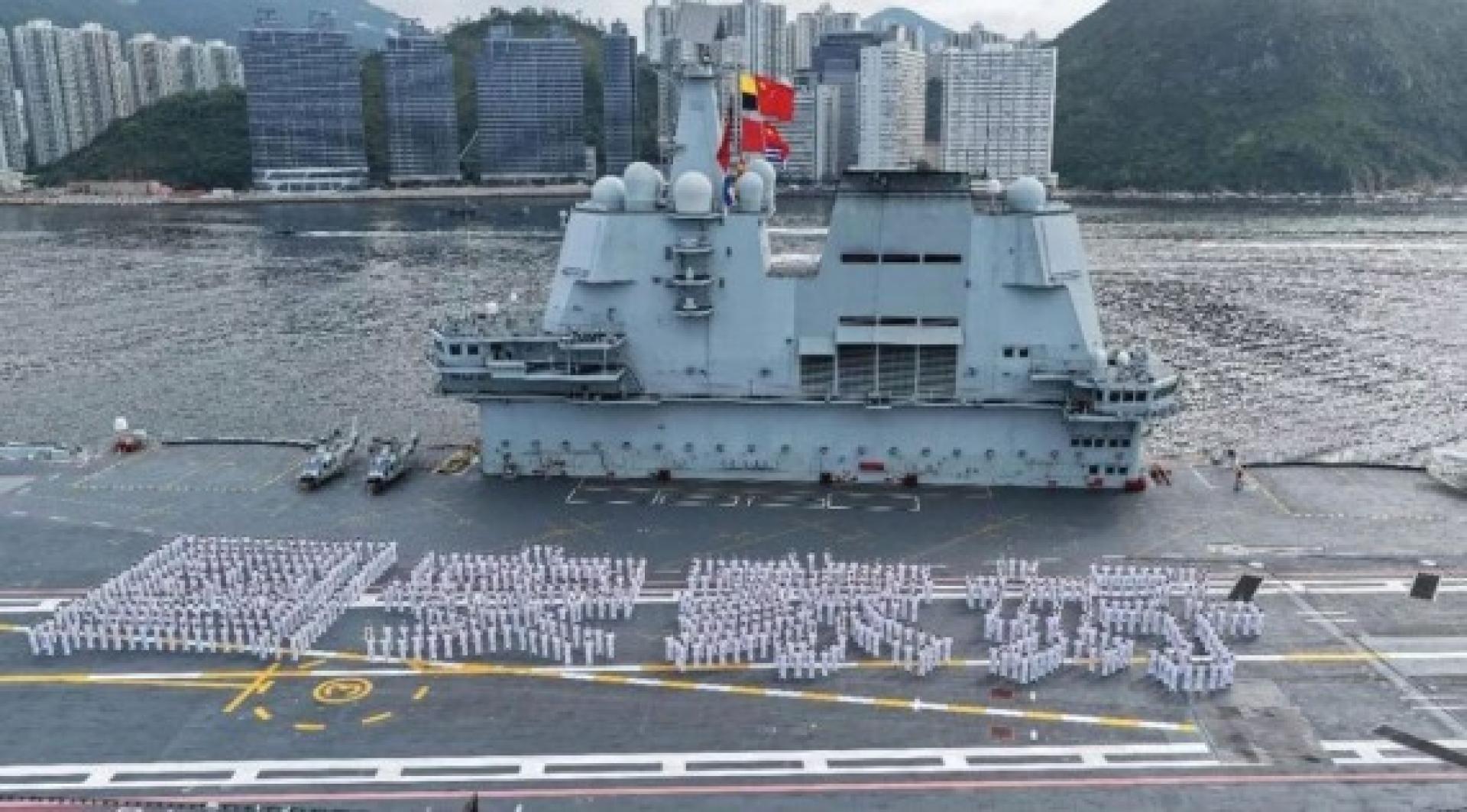 中国海军官兵在山东舰甲板排出“国家安好”4个大字。