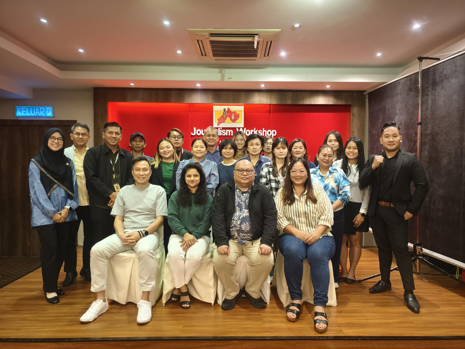 北砂新闻从业员协会举办“新闻编辑室的人工智能”（AI in the Newsroom）课程主讲者和参与  者合影。前排左起为会长蔡传晋、讲师Dr. Dhanashree、讲师Terry Justin Dit，以及筹备会主席珍妮弗。