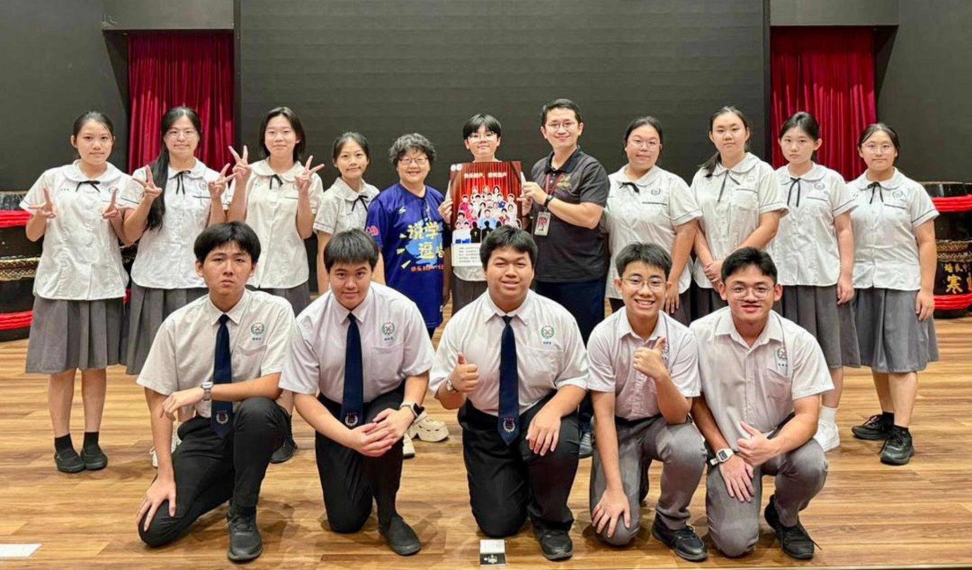 培中7月5日举办“相声之夜 3.0”。图为逸声社负责老师陈逸萍（后排左5）和陈忠汉老师（后排右5）携筹备团队合影，呼吁民众购票支持。
