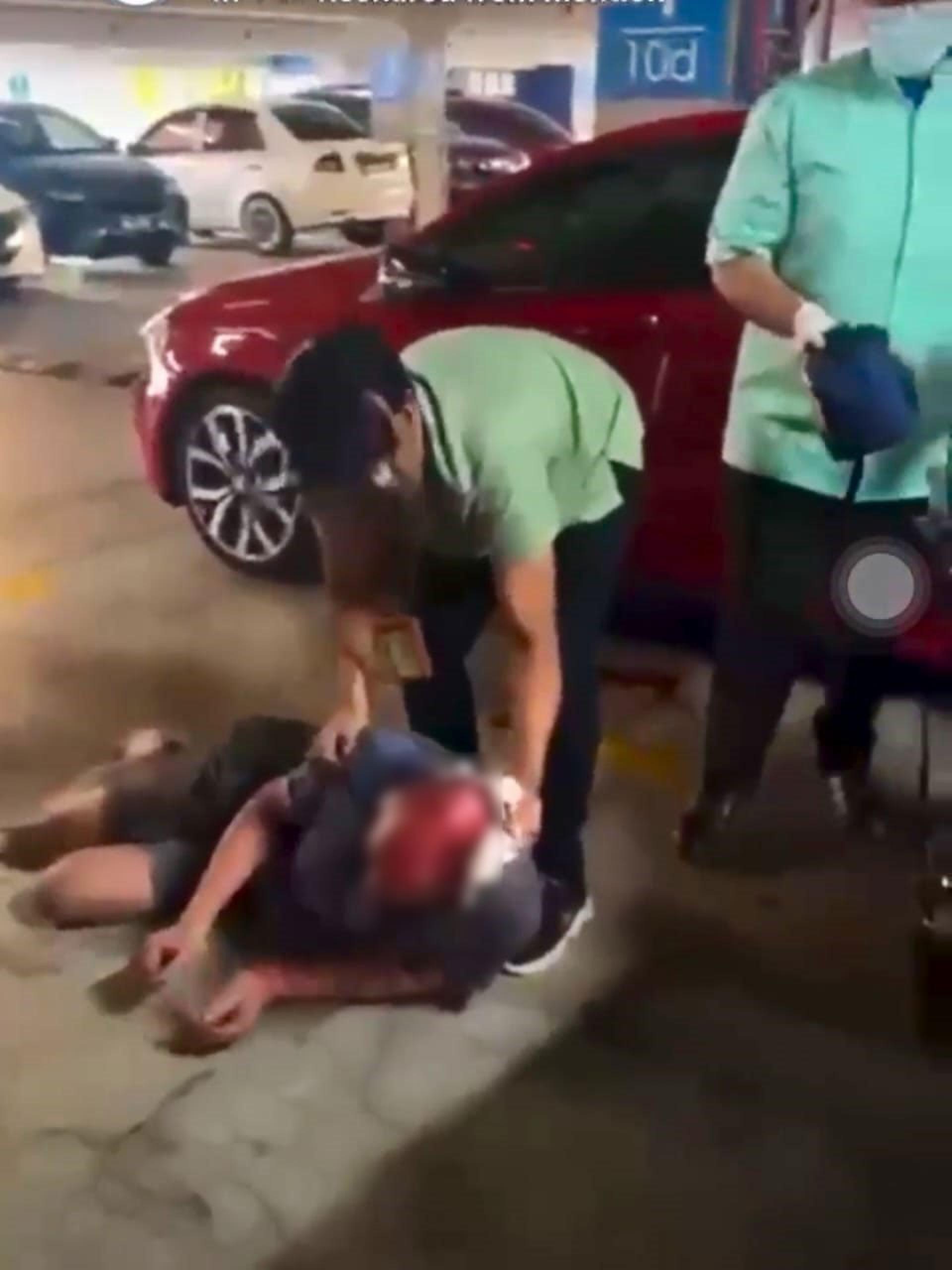 医务人员为伤者提供初步治疗。