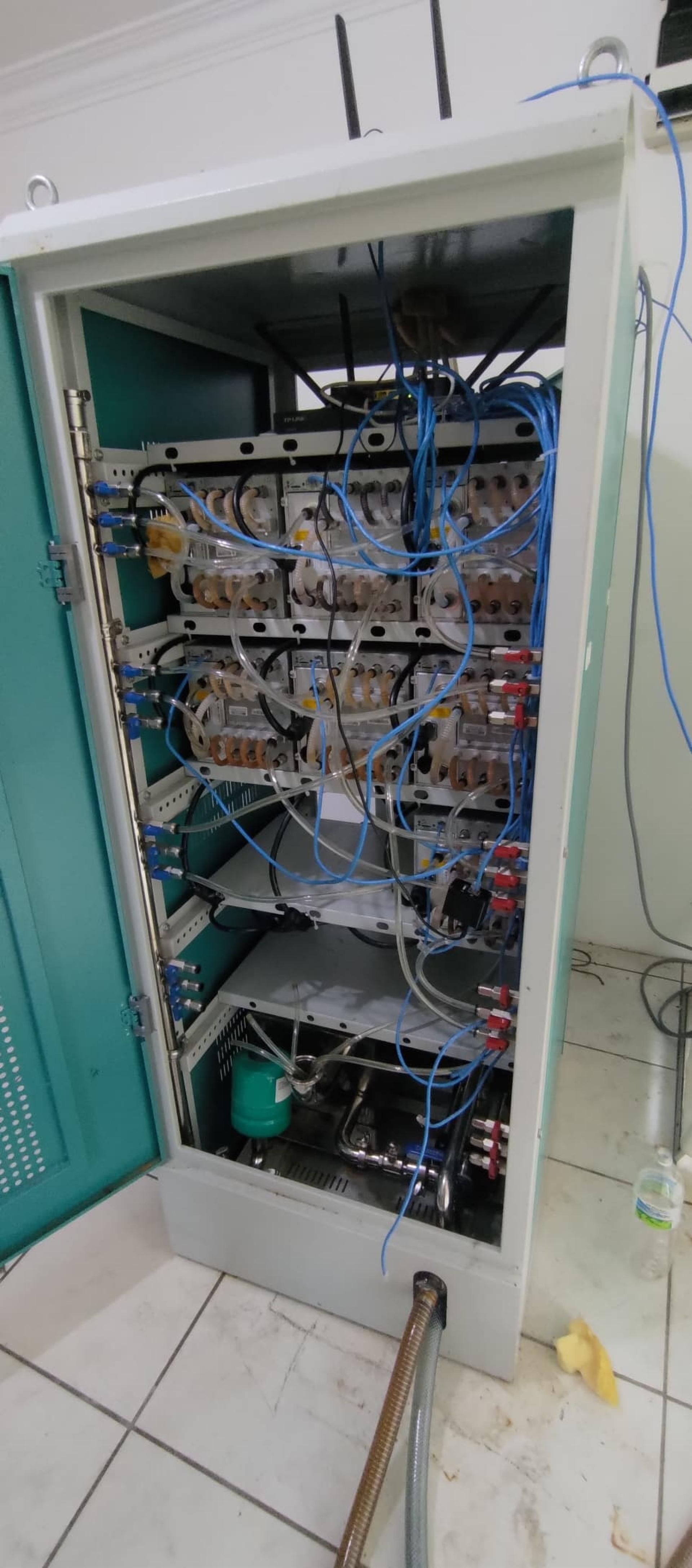 现场发现加密货币伺服器。