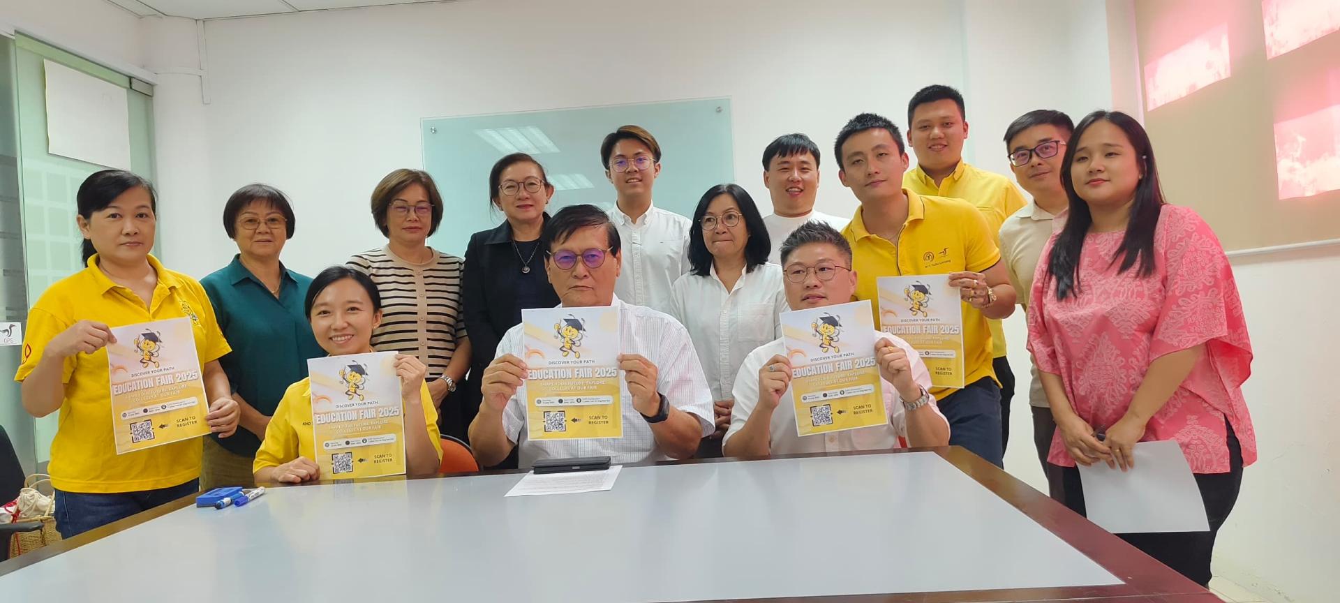 人联党2025年教育展工委会合影。前排左起为联合主席许德婉、顾问拿督曾镇江和主席刘可杰。