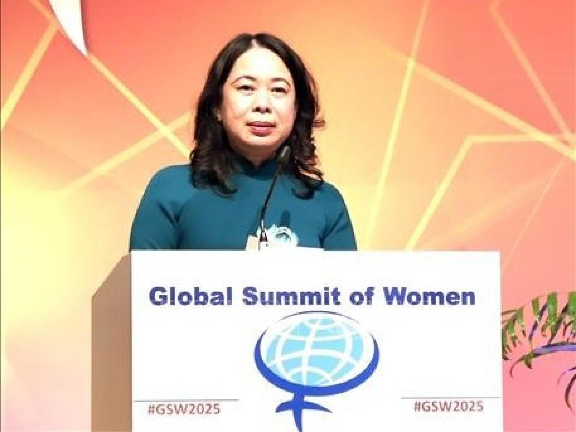 越南国家副主席武氏映春在会议上发言。