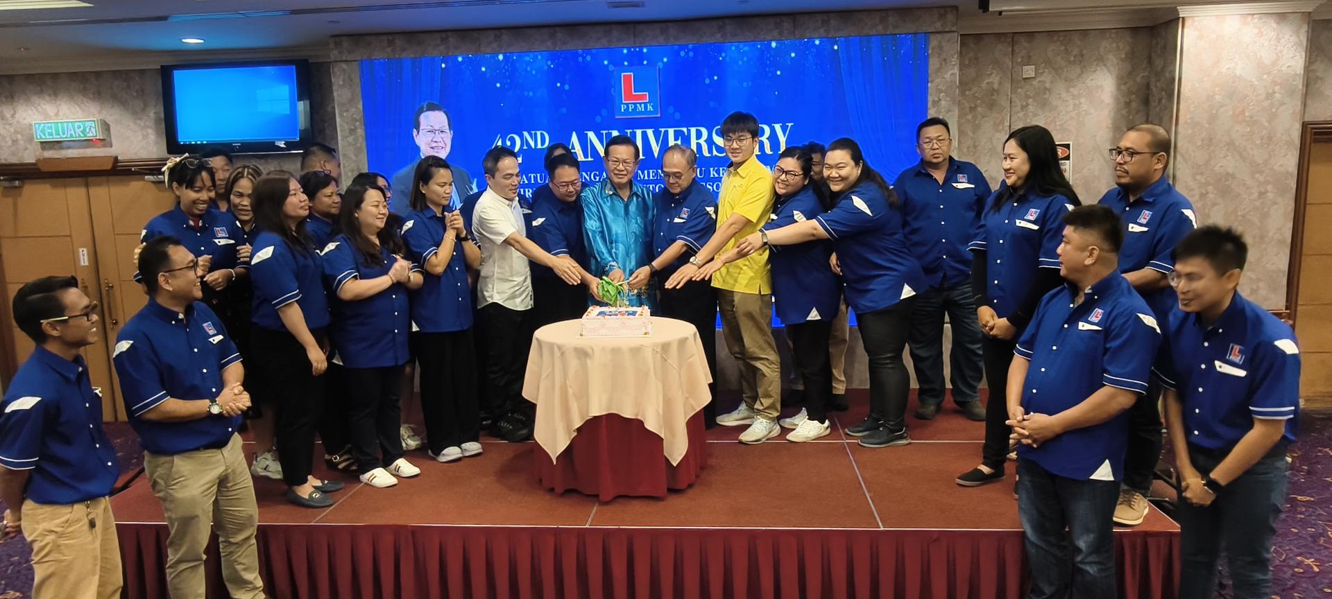 众人一同切美里汽车驾驶教练公会成立42周年纪念蛋糕。