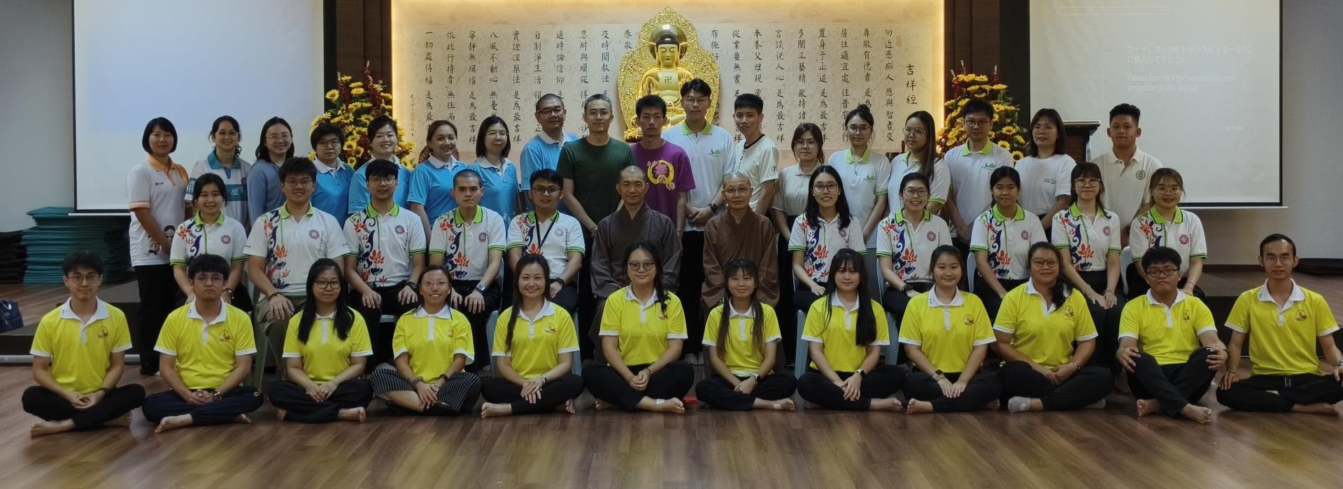 全体工作坊参与者、马佛青砂州联委会理事与释道一法师（左六）及释惟智法师（右六）合影。