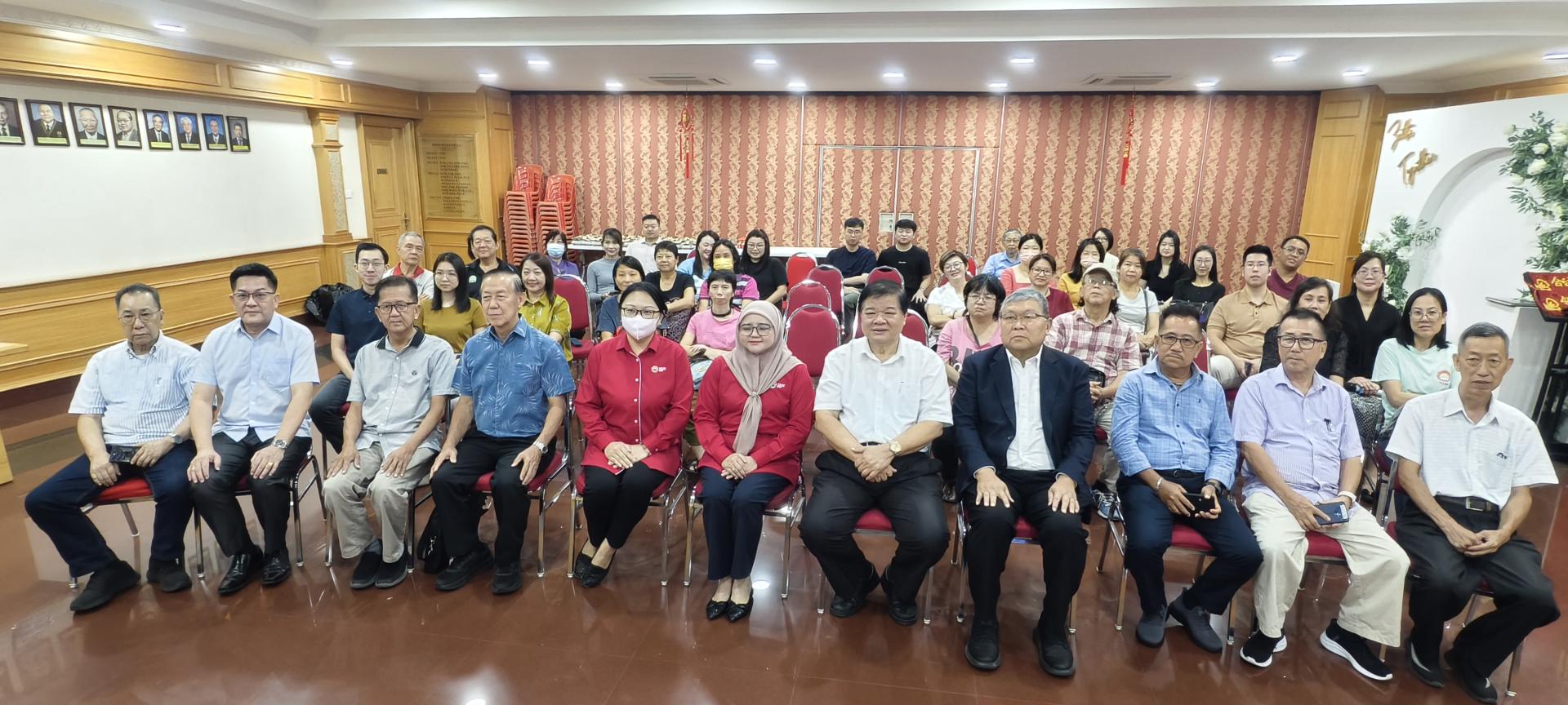 增加您的储蓄”讲座全体出席者合影。前排右4起为美里中华总商会第一副理事长卢耀喜、理事长林昌陞、美里雇员公积金局关系顾问苏珊再努丁及讲员黃琬瑜。