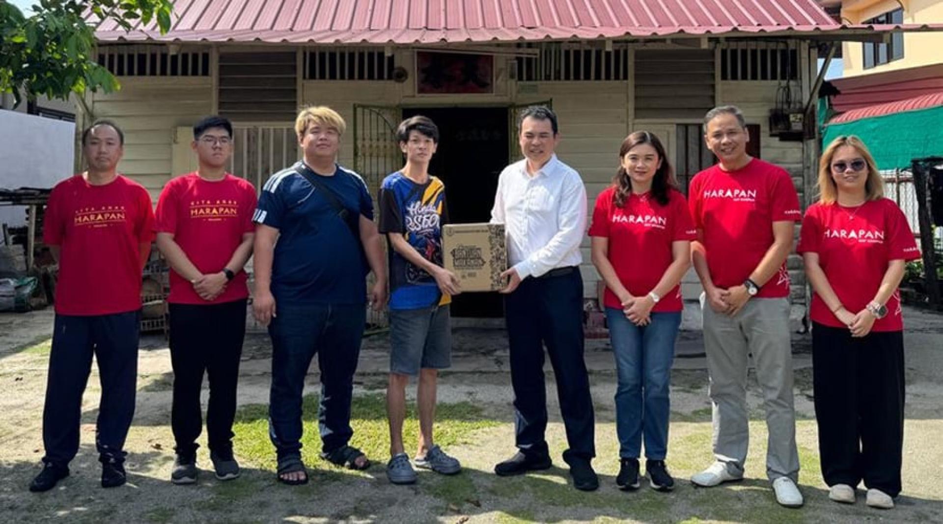 张哲敏（右4）揶揄林添顺“还没睡醒”，身在其位却对本州政策一无所知，令人错愕；右3为克兰芝州议员古海燕。