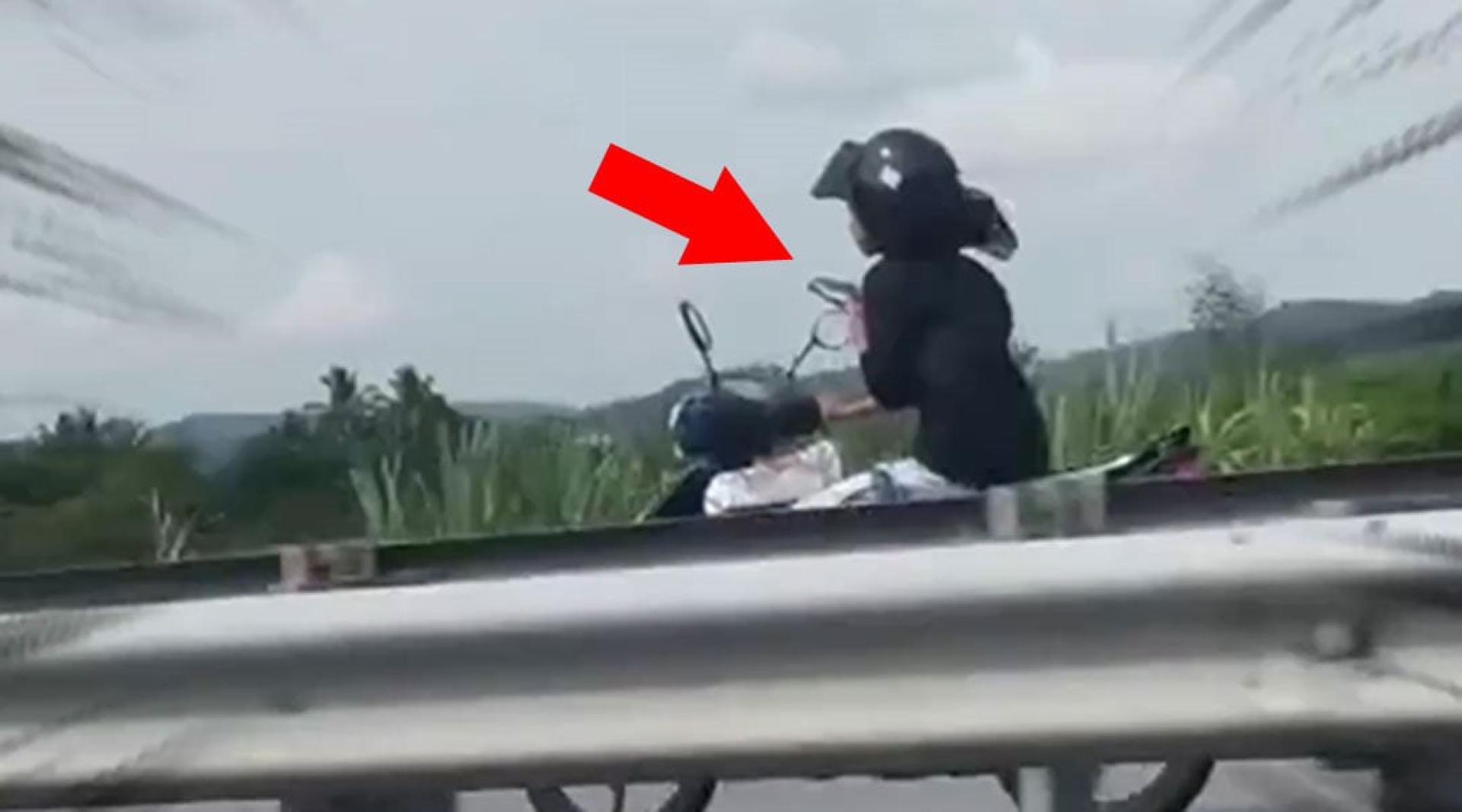 网传一段女摩托车骑士边手持手机和逆行的视频。