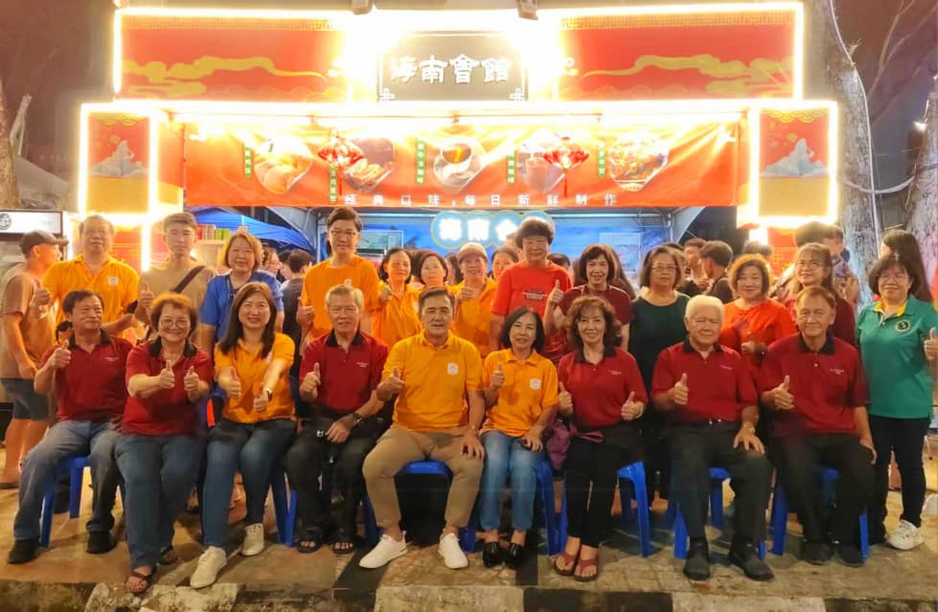 美里海南会馆乐龄主任何金珍（坐者右3）率组员于日前到诗巫海南会馆在2025年婆罗洲文化节美食摊位，与诗巫海南会馆主席严世茗（坐者左5）合影。
