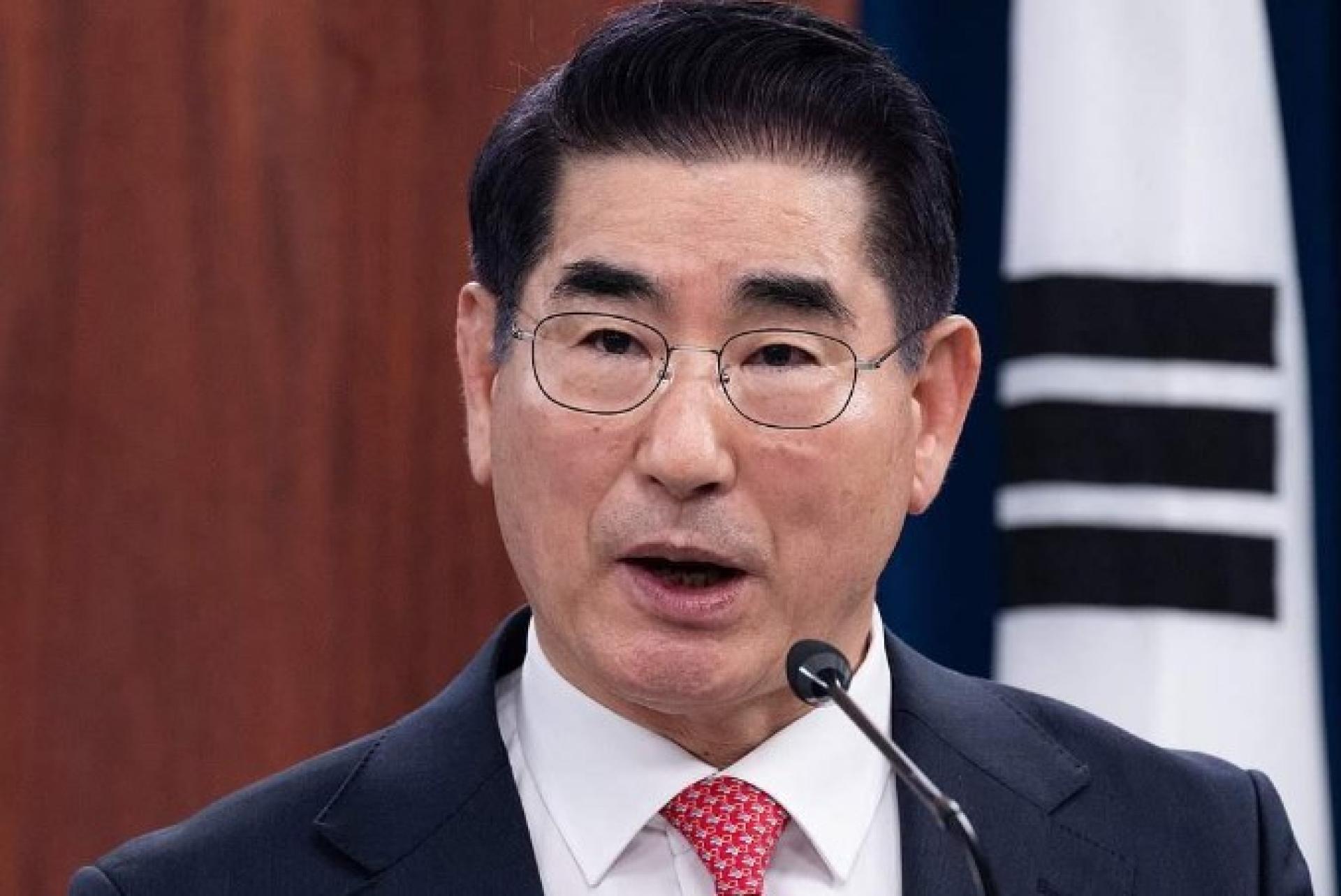 金龙显4日表示，紧急戒严给国民带来了混乱和忧虑。身为国防部长，他深感责任重大，深感抱歉。