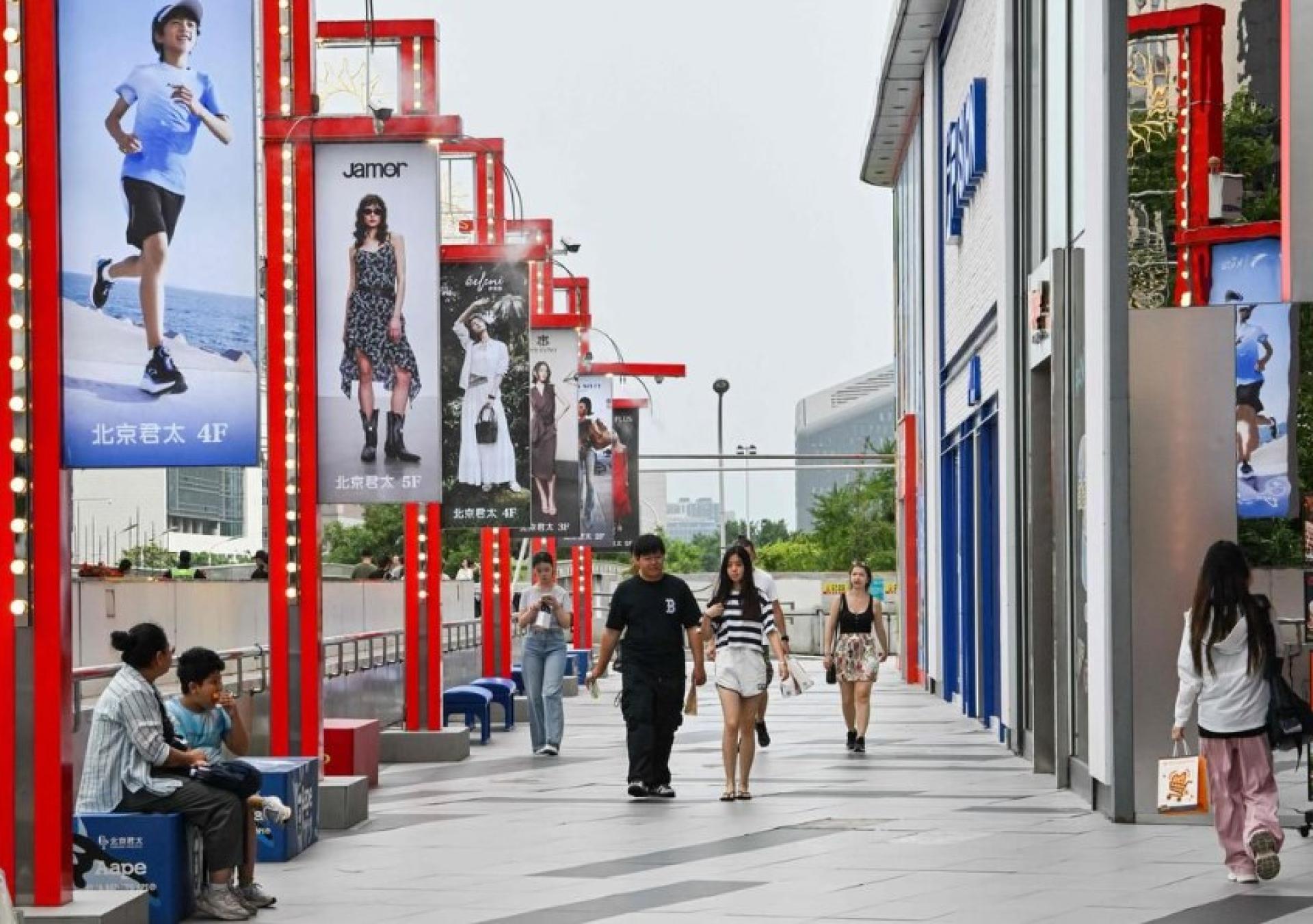 7月中国零售业景气指数跌至收缩区间。图为7月2日，行人走过北京君太百货商场。