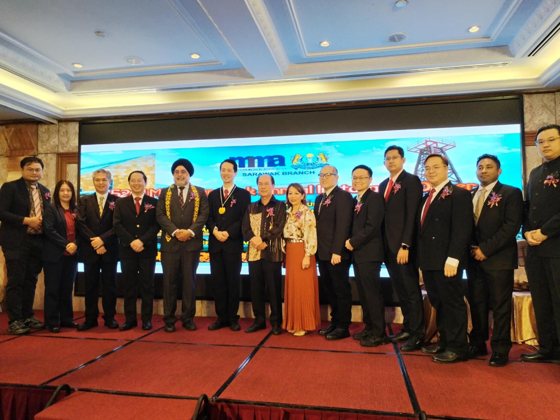 大马医学协会砂分会新届理事与嘉宾合影。