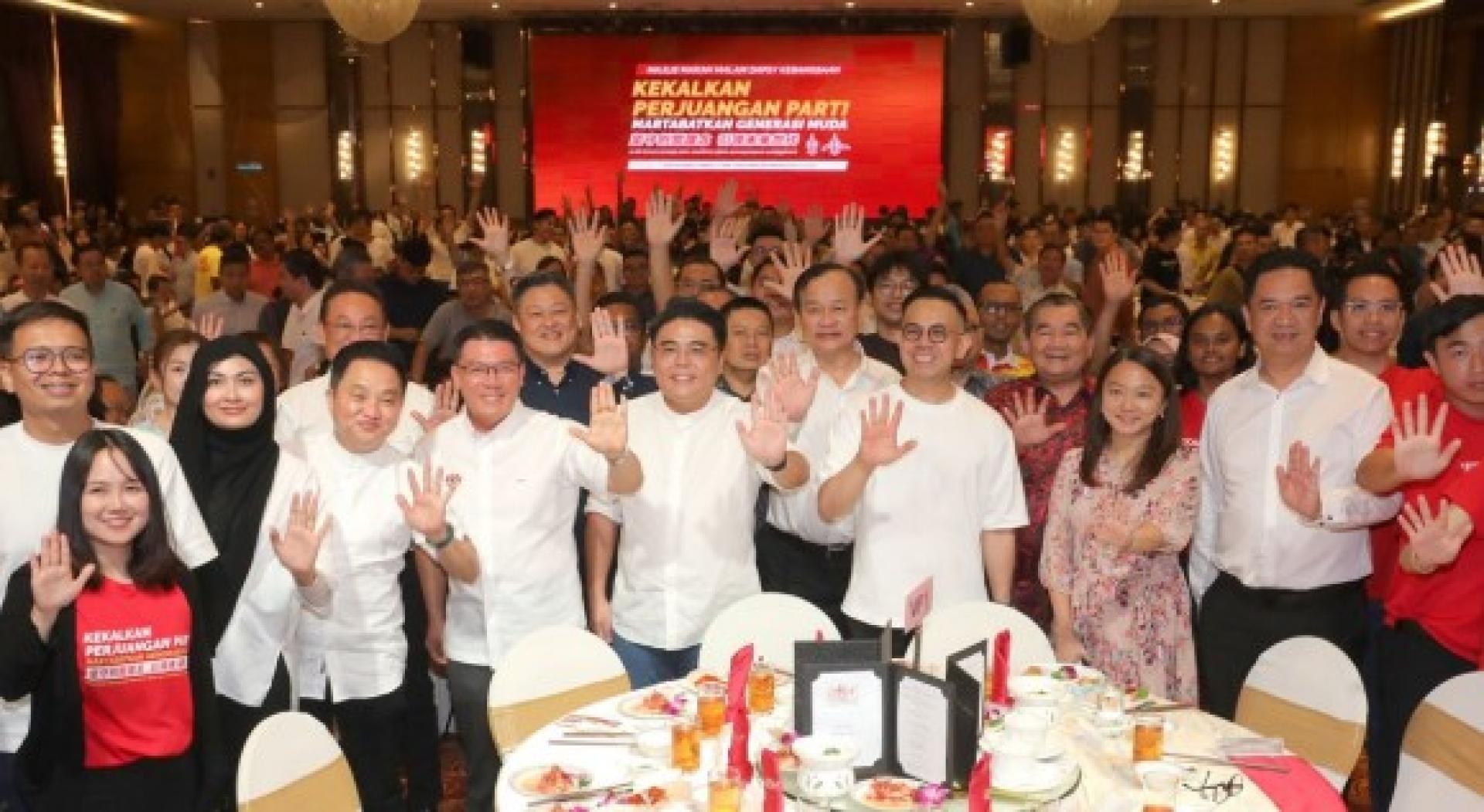 行动党领袖们在筹款晚宴后大合照，左起彭小桃、王俊伟、雪芙拉、黄瑞林、倪可敏、吴家良、倪可汉、沈志强、杨巧双及张聒翔。