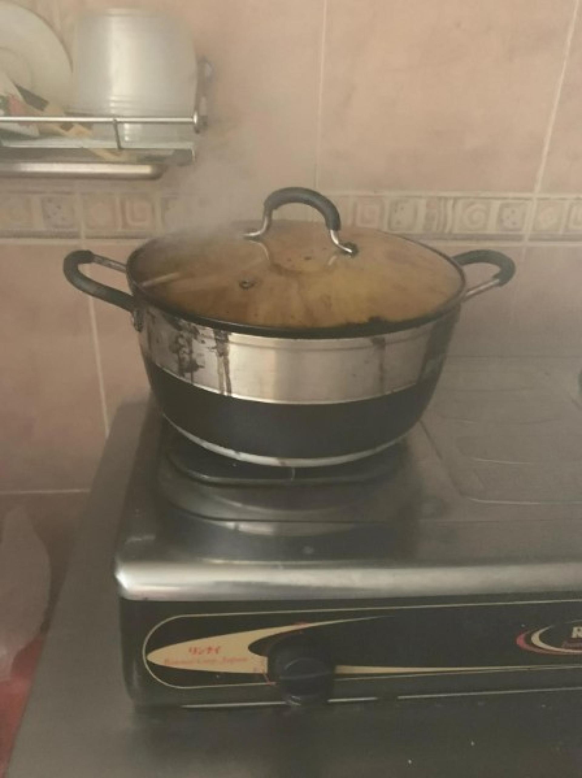 被屋主遗忘的锅中食物烧焦，锅具被移至屋外。