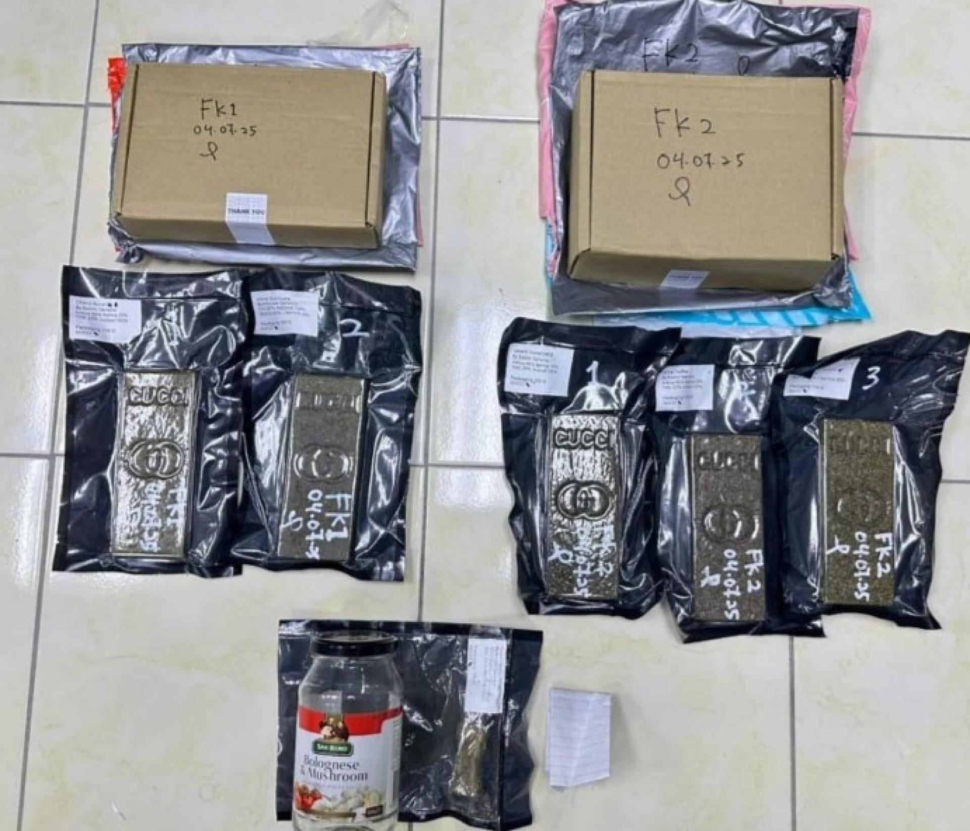 警方从嫌犯身上起获的部分毒品。