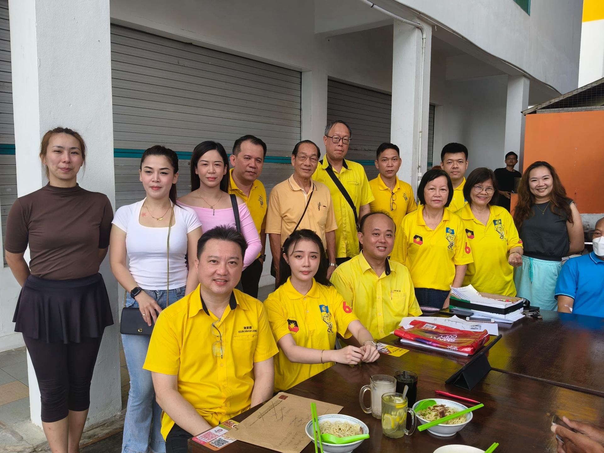 流动服务团队合照，坐者左3为砂人联党卑尔骚支部宣教秘书美里市议员陈立仁。