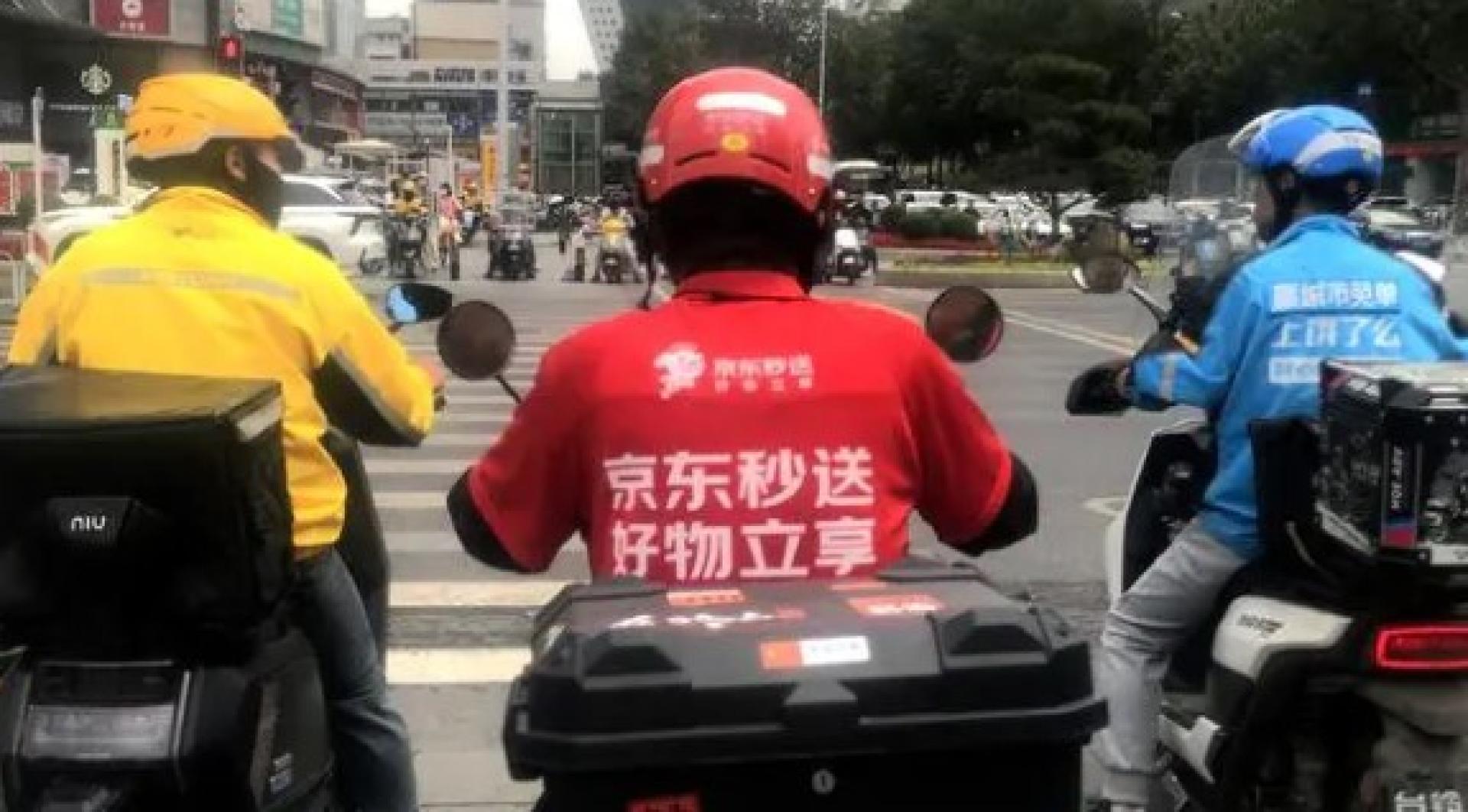 中国互联网巨头美团和阿里巴巴之间的外卖补贴大战在周末骤然升级，放出大量大额补贴券，部分外卖还能“零元购”。