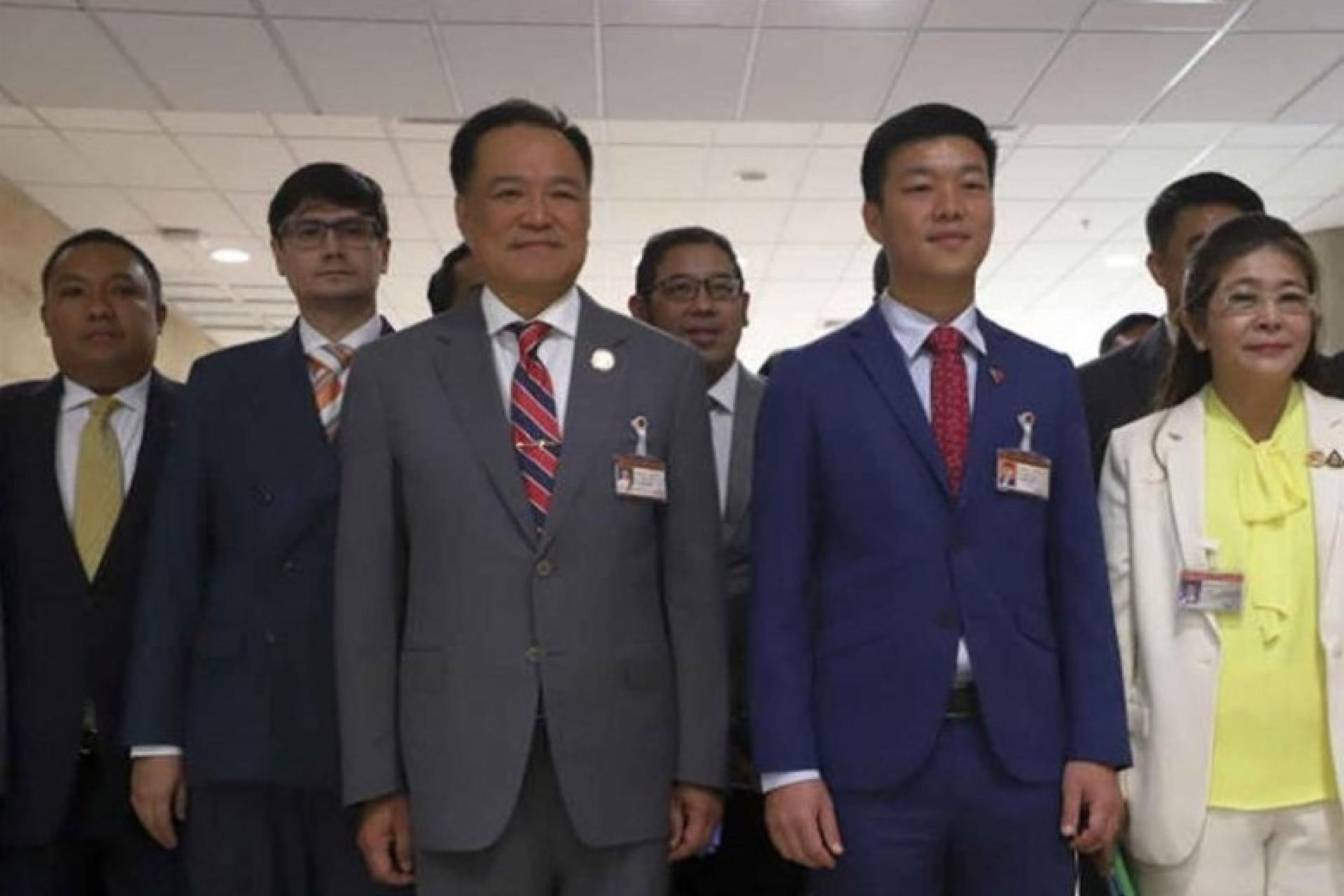 泰自豪党党魁阿努廷·查恩维拉功（前排左）与人民党党魁纳塔蓬·润巴雅乌（前排右）于周四在国会出席五党反对派会议前合影。