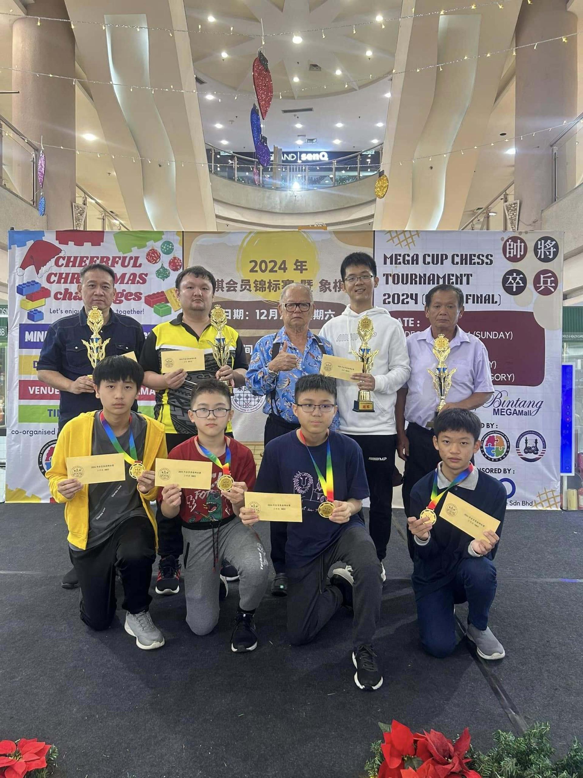 所有的得奖者与美里省象棋公会主席黄新漳（中）大合照 。